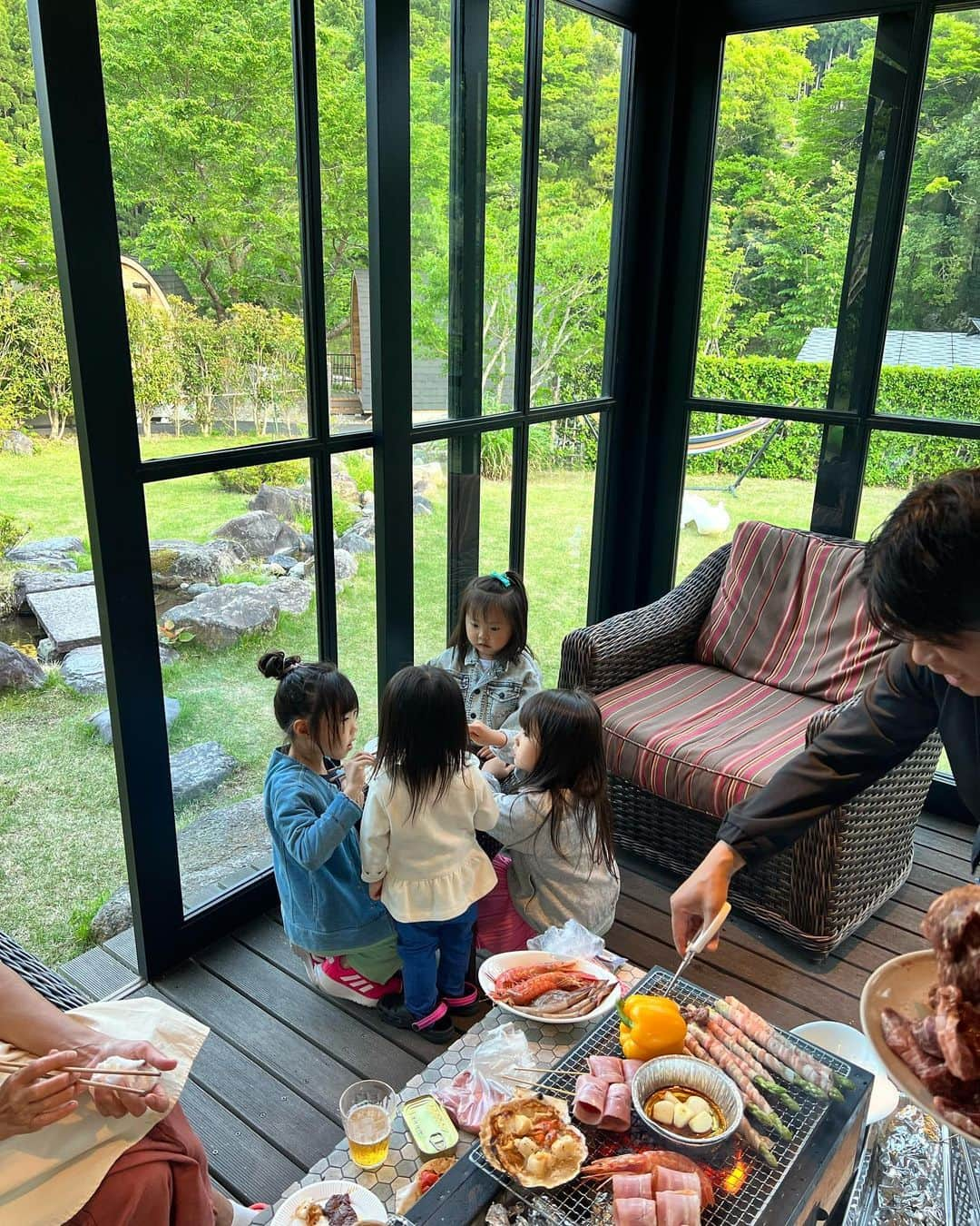 磯部奈央さんのインスタグラム写真 - (磯部奈央Instagram)「川遊び🐠  ゴールデンウィークのお話ですが、お義母さんや義妹の家族たち、総勢10名で、京都の美山へ行ってきた思い出記事😊  娘は、この時の川遊びが相当楽しかったようで、今だにずーーーっと、「川遊びしたぁ😊」って話してくれます👧🏻  BBQ、シャボン玉、花火、天体観測、温泉、カラオケなど🎤盛りだくさんに楽しみました🤗  今年のお盆は、産後で私はどこにも行けなさそうだから、早めの夏休みを感じてました🤭☀️楽しかったなー！！  #時差投稿 #京都美山 #思い出 #川遊び #カラオケ」7月5日 22時13分 - nao_isobe729