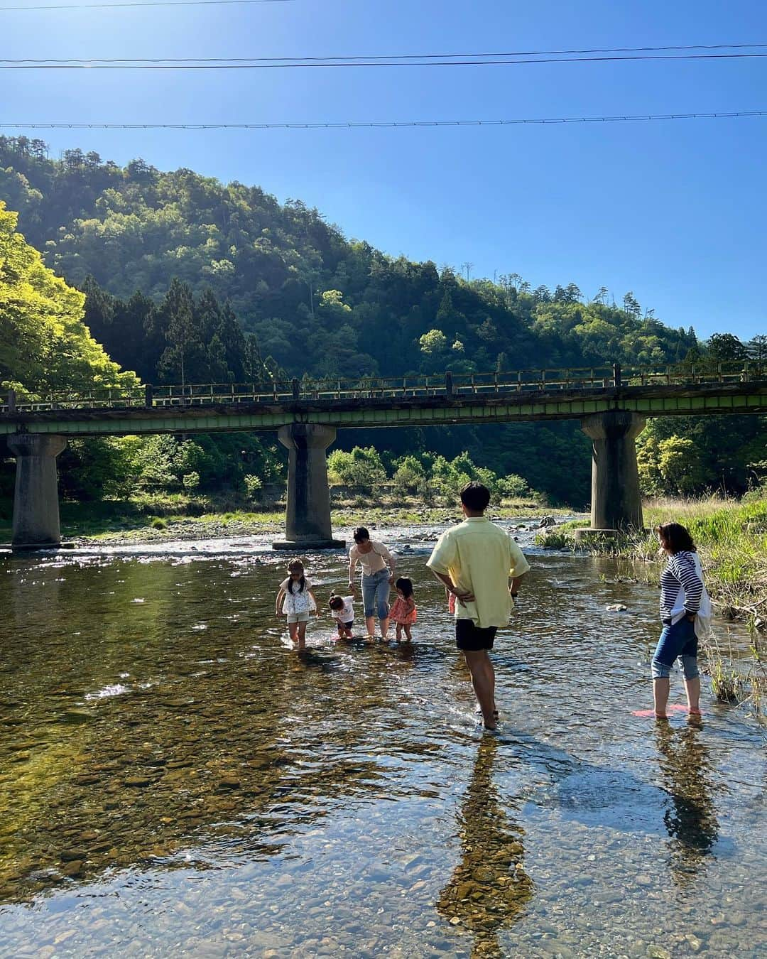 磯部奈央さんのインスタグラム写真 - (磯部奈央Instagram)「川遊び🐠  ゴールデンウィークのお話ですが、お義母さんや義妹の家族たち、総勢10名で、京都の美山へ行ってきた思い出記事😊  娘は、この時の川遊びが相当楽しかったようで、今だにずーーーっと、「川遊びしたぁ😊」って話してくれます👧🏻  BBQ、シャボン玉、花火、天体観測、温泉、カラオケなど🎤盛りだくさんに楽しみました🤗  今年のお盆は、産後で私はどこにも行けなさそうだから、早めの夏休みを感じてました🤭☀️楽しかったなー！！  #時差投稿 #京都美山 #思い出 #川遊び #カラオケ」7月5日 22時13分 - nao_isobe729