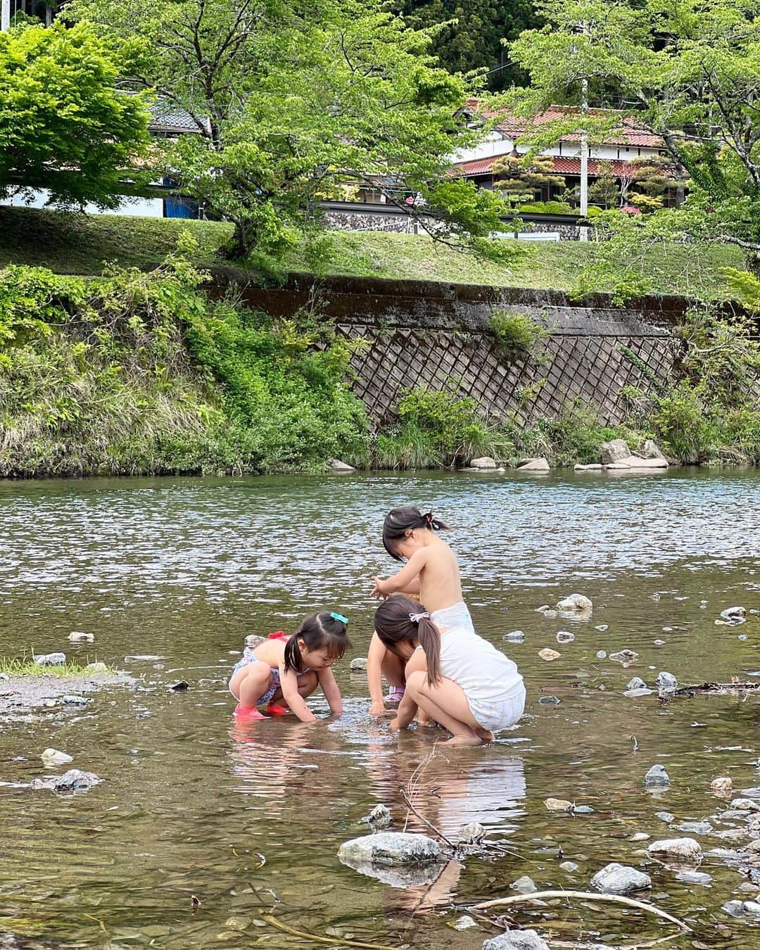 磯部奈央さんのインスタグラム写真 - (磯部奈央Instagram)「川遊び🐠  ゴールデンウィークのお話ですが、お義母さんや義妹の家族たち、総勢10名で、京都の美山へ行ってきた思い出記事😊  娘は、この時の川遊びが相当楽しかったようで、今だにずーーーっと、「川遊びしたぁ😊」って話してくれます👧🏻  BBQ、シャボン玉、花火、天体観測、温泉、カラオケなど🎤盛りだくさんに楽しみました🤗  今年のお盆は、産後で私はどこにも行けなさそうだから、早めの夏休みを感じてました🤭☀️楽しかったなー！！  #時差投稿 #京都美山 #思い出 #川遊び #カラオケ」7月5日 22時13分 - nao_isobe729