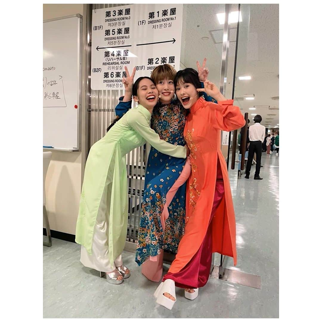 高畑充希さんのインスタグラム写真 - (高畑充希Instagram)「2人のおかげで本当に稽古が楽しい！ 2人とも違った輝きがあって、2人とも本当に素晴らしい🥹💎 それを目の当たりに出来るのと同時に、自分の個性も愛せるようになってきた！違うって素晴らしい！ いつもほんとにありがとう！  いよいよ今月末、幕が開きます、 楽しみだー😊😊  #ミスサイゴン2022  #全キム観てほしい笑  うたコンありがとうございました👏🏻」7月5日 22時27分 - mitsuki_takahata