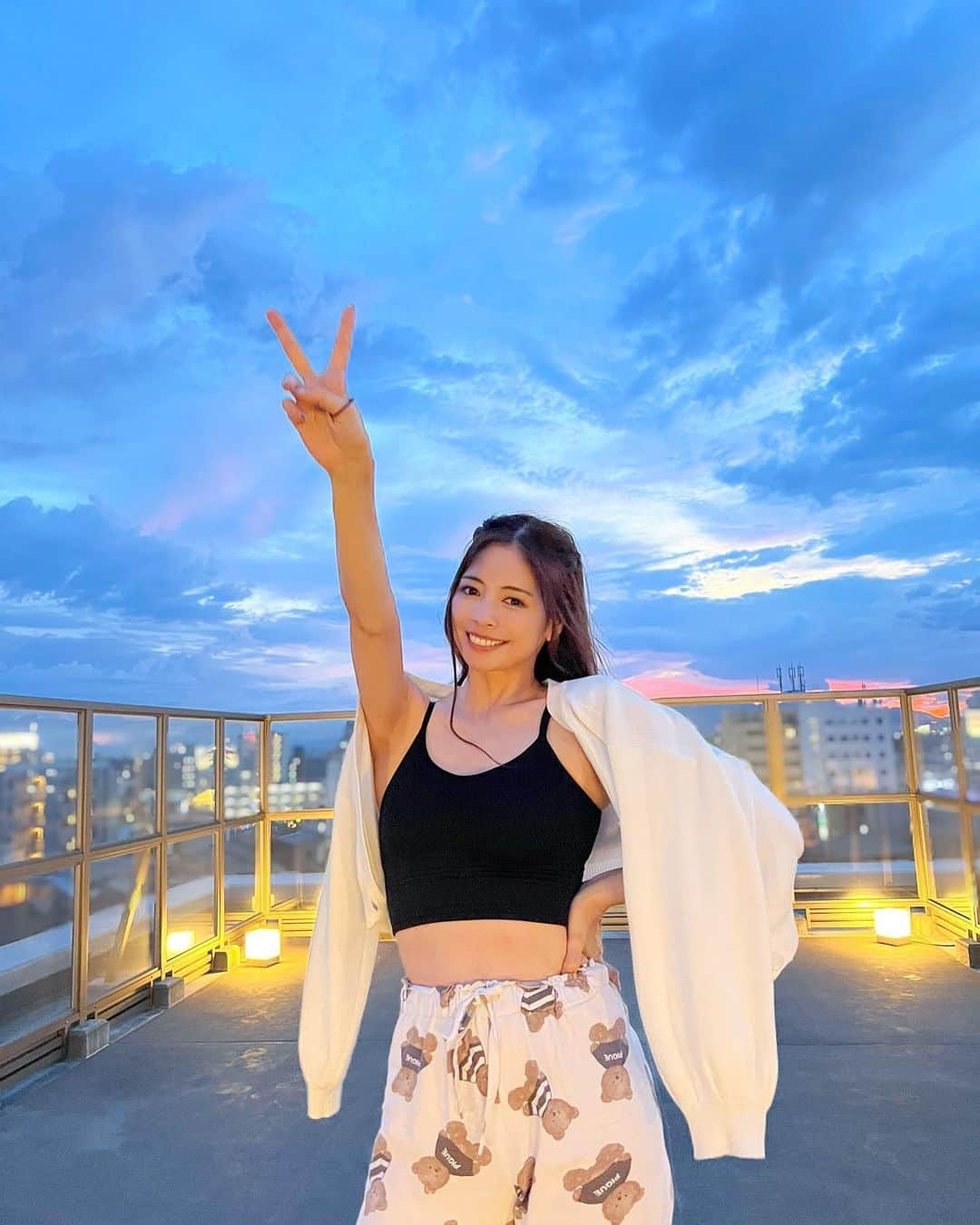 得あゆさんのインスタグラム写真 - (得あゆInstagram)「夏の空好き☁️綺麗…✨  そしてすごい映えるはずなのに… めちゃくちゃ部屋着なの笑う🧸  ・ ・ ・ ・ ・ ・ ・ ・ ・ ・ ・ ・ ・ #おうち#おうち時間#ベランダ#夕日#夏空#部屋着#パジャマ#パジャマ女子#大阪#子育てママ#ママコーデ#ママファッション#ママライフ#アラサー#アラサー女子#マンション#夏#夏コーデ#pajamas#景色#風景#夜景#景色綺麗#サンセット#sunset#ラフ#7月#ダイエット#街灯#osaka」7月5日 22時53分 - tokuayu819