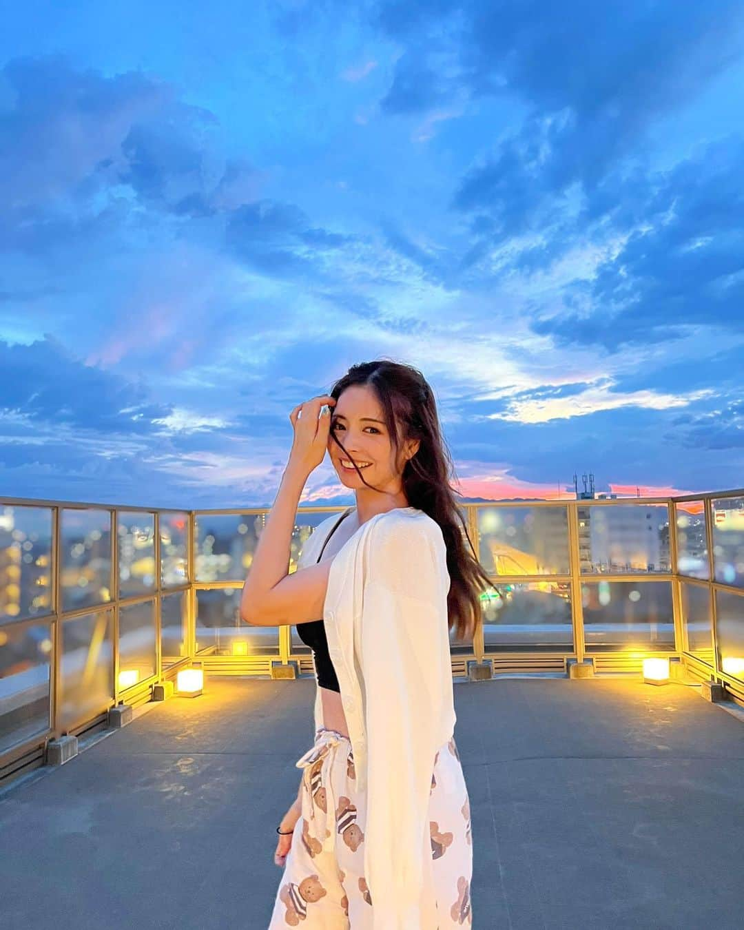 得あゆさんのインスタグラム写真 - (得あゆInstagram)「夏の空好き☁️綺麗…✨  そしてすごい映えるはずなのに… めちゃくちゃ部屋着なの笑う🧸  ・ ・ ・ ・ ・ ・ ・ ・ ・ ・ ・ ・ ・ #おうち#おうち時間#ベランダ#夕日#夏空#部屋着#パジャマ#パジャマ女子#大阪#子育てママ#ママコーデ#ママファッション#ママライフ#アラサー#アラサー女子#マンション#夏#夏コーデ#pajamas#景色#風景#夜景#景色綺麗#サンセット#sunset#ラフ#7月#ダイエット#街灯#osaka」7月5日 22時53分 - tokuayu819