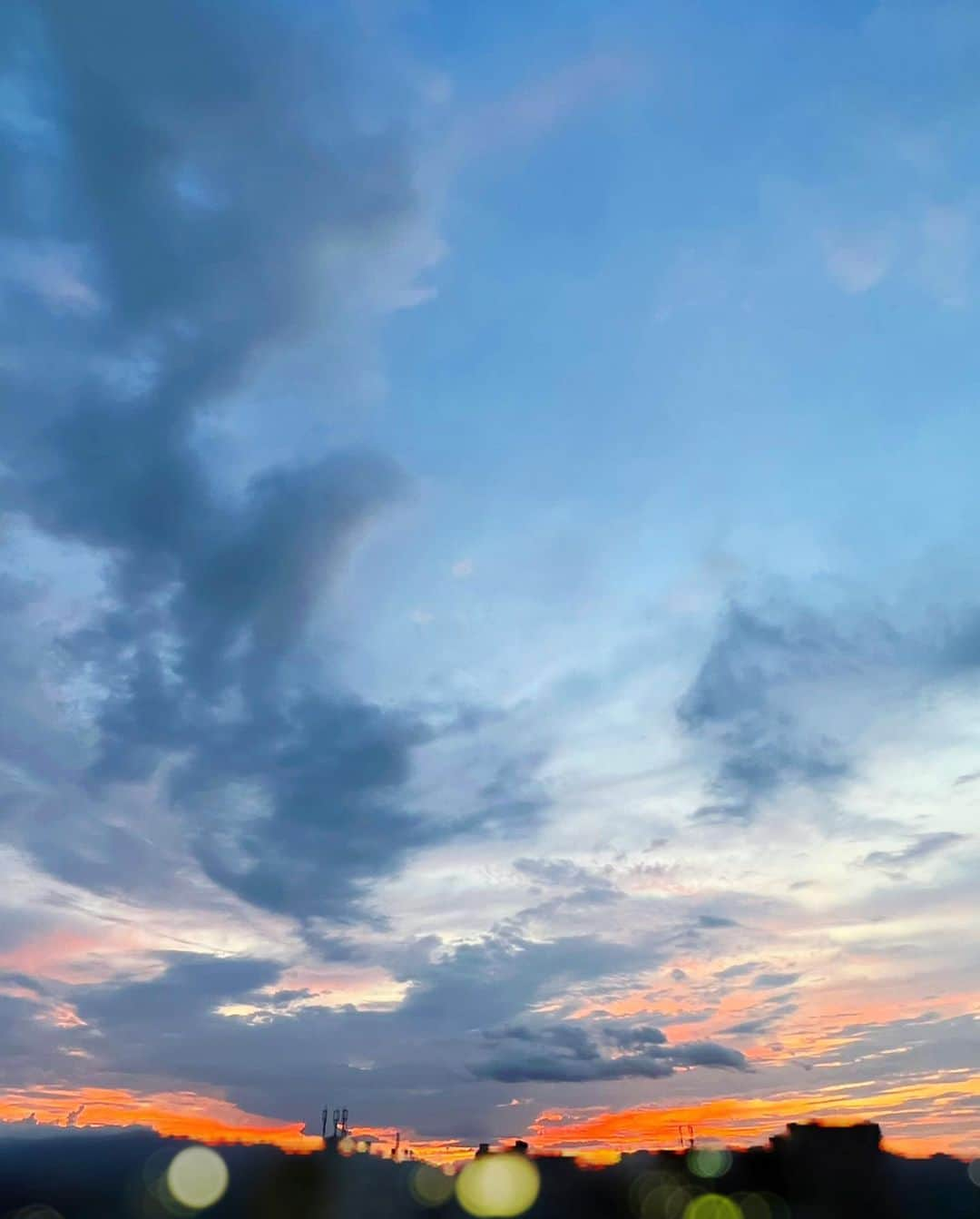 得あゆさんのインスタグラム写真 - (得あゆInstagram)「夏の空好き☁️綺麗…✨  そしてすごい映えるはずなのに… めちゃくちゃ部屋着なの笑う🧸  ・ ・ ・ ・ ・ ・ ・ ・ ・ ・ ・ ・ ・ #おうち#おうち時間#ベランダ#夕日#夏空#部屋着#パジャマ#パジャマ女子#大阪#子育てママ#ママコーデ#ママファッション#ママライフ#アラサー#アラサー女子#マンション#夏#夏コーデ#pajamas#景色#風景#夜景#景色綺麗#サンセット#sunset#ラフ#7月#ダイエット#街灯#osaka」7月5日 22時53分 - tokuayu819