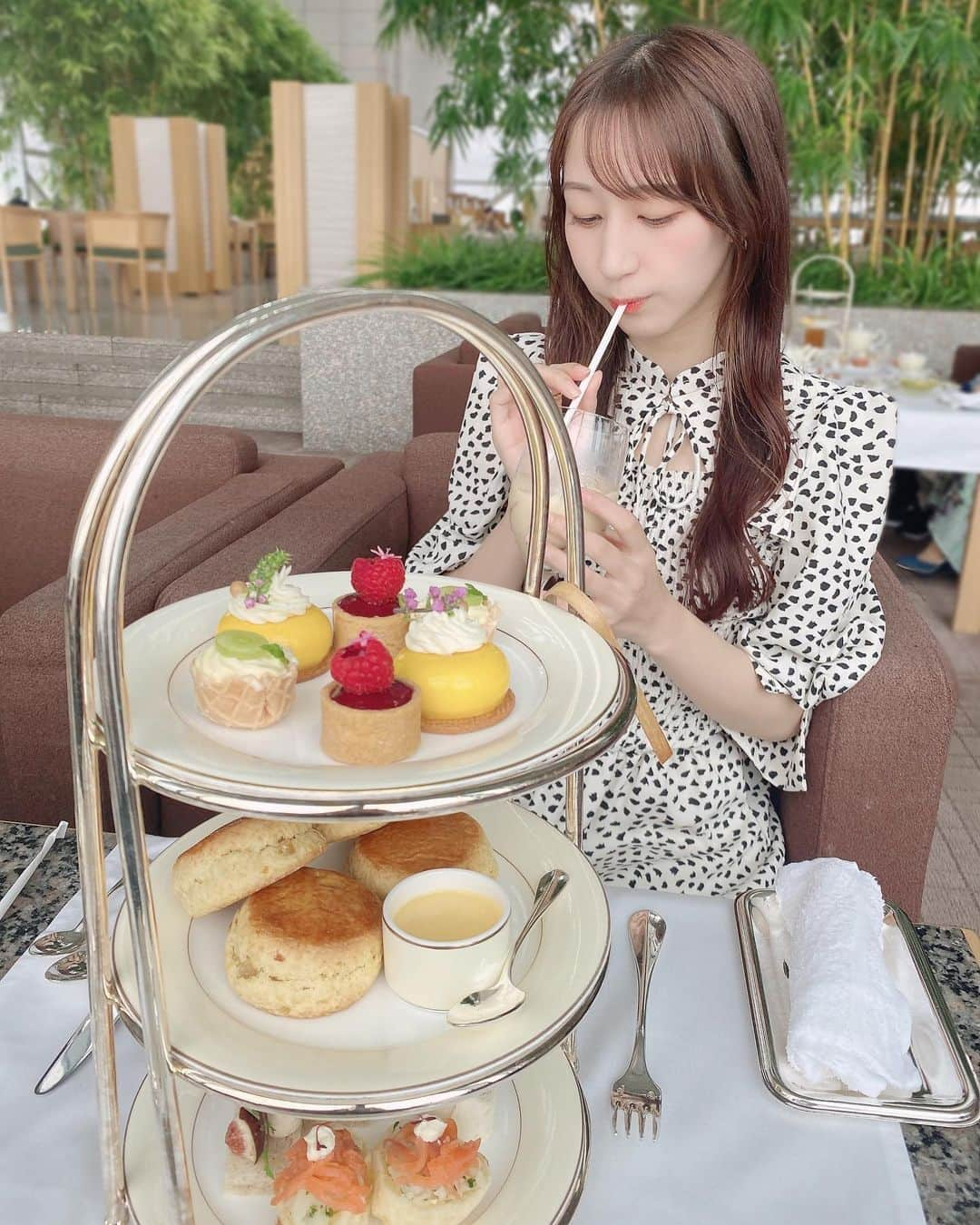 やっこさんのインスタグラム写真 - (やっこInstagram)「🧁🍰🫖💐 ⁡ ⁡ ⁡ ⁡ お友達とアフターヌーンティー 行ってきました〜っっ🫖✨ ⁡ カフェラテ3杯のんだ🥹😂 ⁡ ⁡ 最近衣装の投稿が多かったので、 私服も載せていきたいな〜って思ってるよ🫶 ⁡ 需要ありますように🥹笑 ⁡ ⁡ ⁡ ⁡ ⁡ #アフターヌーンティー #afternoontea #ヌン活」7月6日 0時15分 - yakko928