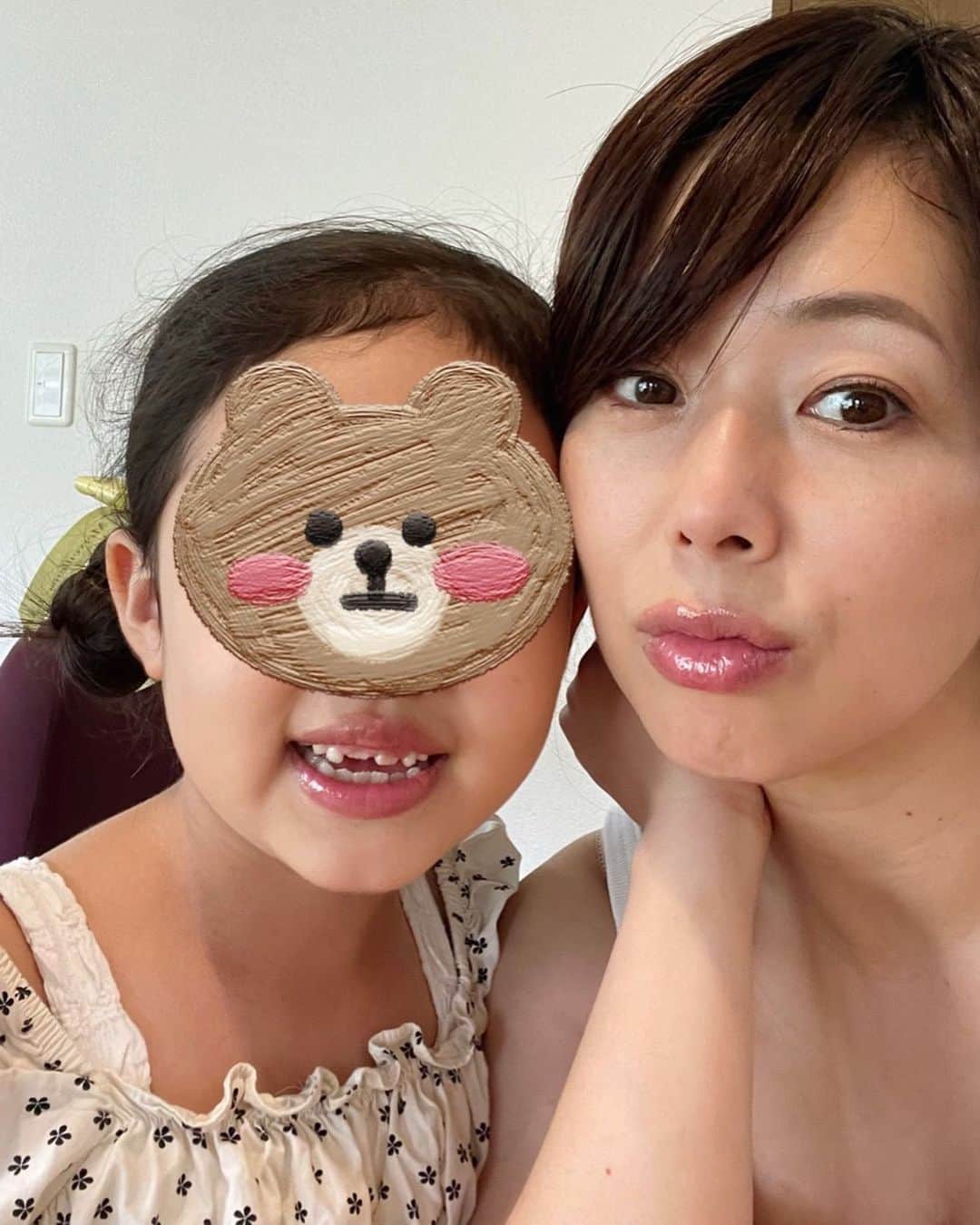 井上和香さんのインスタグラム写真 - (井上和香Instagram)「. 娘がリップを塗ってくれた😘 マスクをしてるから塗らなくなってたけど、やっぱり塗ると気分が上がるね！ 私よりも娘のほうがちゃんと女子やってます😅 ありがとう💕 . #女子力高い6歳 #可愛くしてくれてありがとう #お揃いリップ」7月6日 8時56分 - inoue_waka