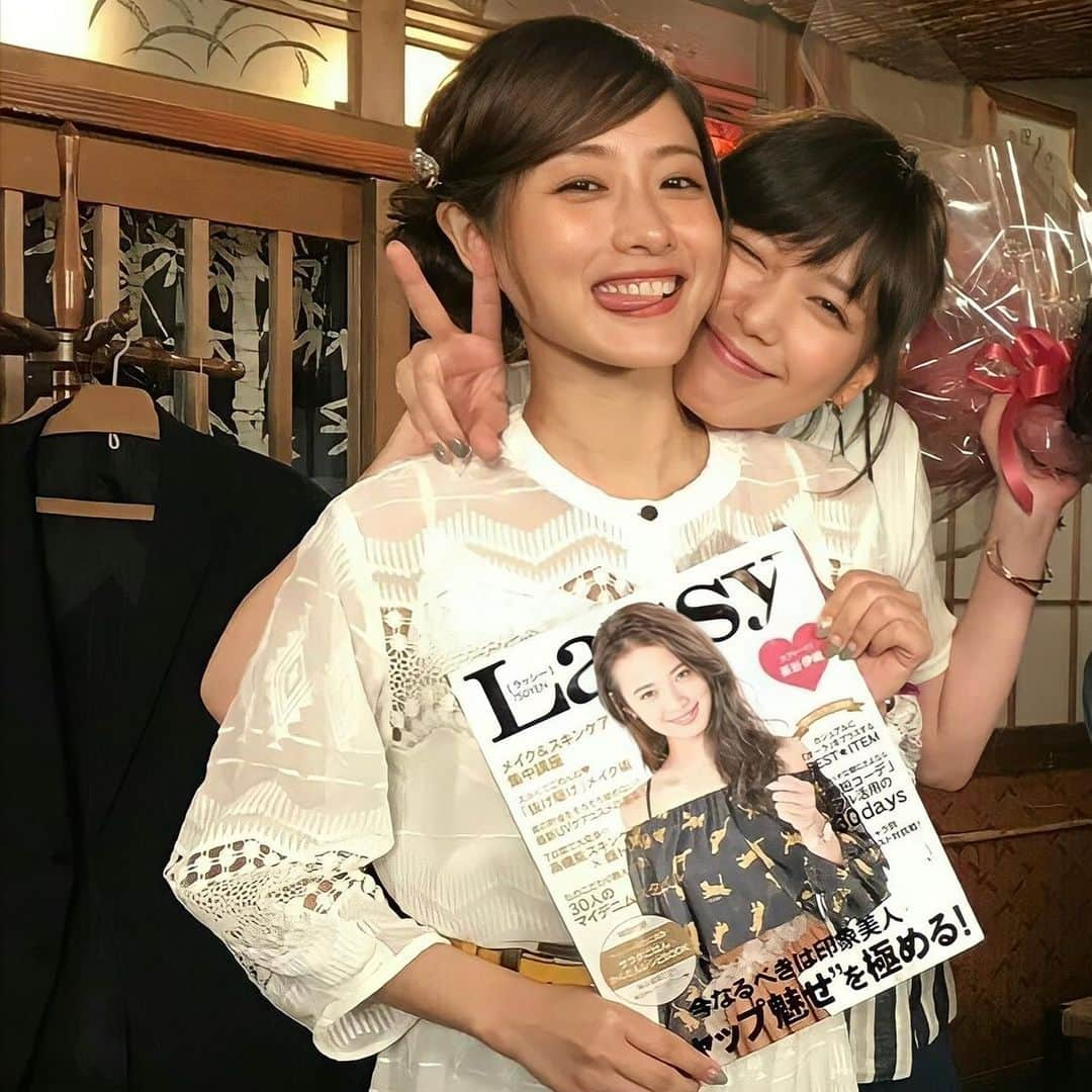 石原さとみ　ファンアカウントさんのインスタグラム写真 - (石原さとみ　ファンアカウントInstagram)「石原さとみさん×本田翼さん集 #石原さとみ さん #本田翼 さん #校閲ガール #河野悦子 #地味にすごい校閲ガール河野悦子  #オフショット #ツーショット #前髪なし #ヘアアレンジ #笑顔 #可愛い」7月6日 10時25分 - ishihara_satomi719