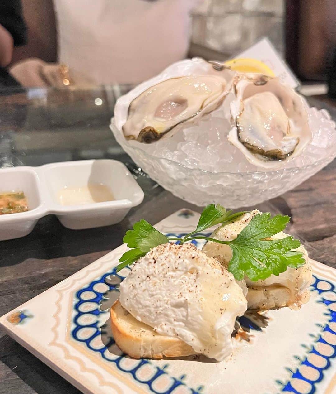 加藤里奈さんのインスタグラム写真 - (加藤里奈Instagram)「⋆ どうしても牡蠣が食べたくなって、 @daliguadalupe_ に行ってきました〜😊🤍  店内めっちゃおしゃれだった🥺 そして何と言っても牡蠣が絶品すぎる𓏧😭 生牡蠣の種類も、焼き牡蠣の種類もとっても豊富で、大満足でした☺️  生牡蠣美味しすぎて何個も食べてしまった🤤  その日のおすすめの牡蠣を選んで食べれたんだけど、私は甘めな牡蠣が好きだから店員さんにおすすめを聞いていただきました〜 美味しかった、また食べたい🤫  3枚目に載ってる、 ゴルゴンゾーラと蜂蜜のブルスケッタもとっても美味しいのでおすすめです❥  #カフェ #カフェ巡り #カフェスタグラム  #カフェご飯  #栄グルメ #久屋大通グルメ #名古屋グルメ #名駅グルメ #名古屋ランチ #名古屋ディナー #名古屋カフェ #名古屋駅グルメ #名古屋テイクアウト #愛知県 #名古屋 #大須グルメ #大須食べ歩き  #大須ランチ #愛知ランチ #牡蠣 #久屋大通 #牡蠣のアヒージョ #生牡蠣 #焼き牡蠣」7月6日 11時46分 - katoco0326