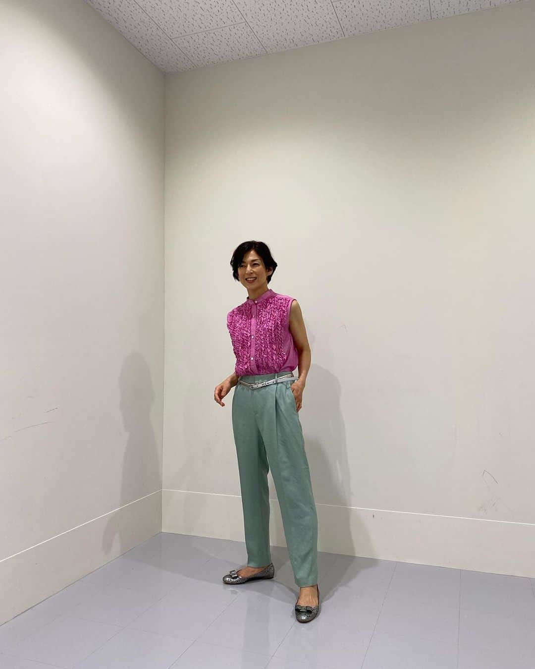 鈴木保奈美さんのインスタグラム写真 - (鈴木保奈美Instagram)「きれいな色を着たいな、と思った日。なんだかちょっと、桜餅な気分… そして何の話でこのポーズをしていたのか、思い出せない💦」7月6日 11時54分 - honamisuzukiofficial