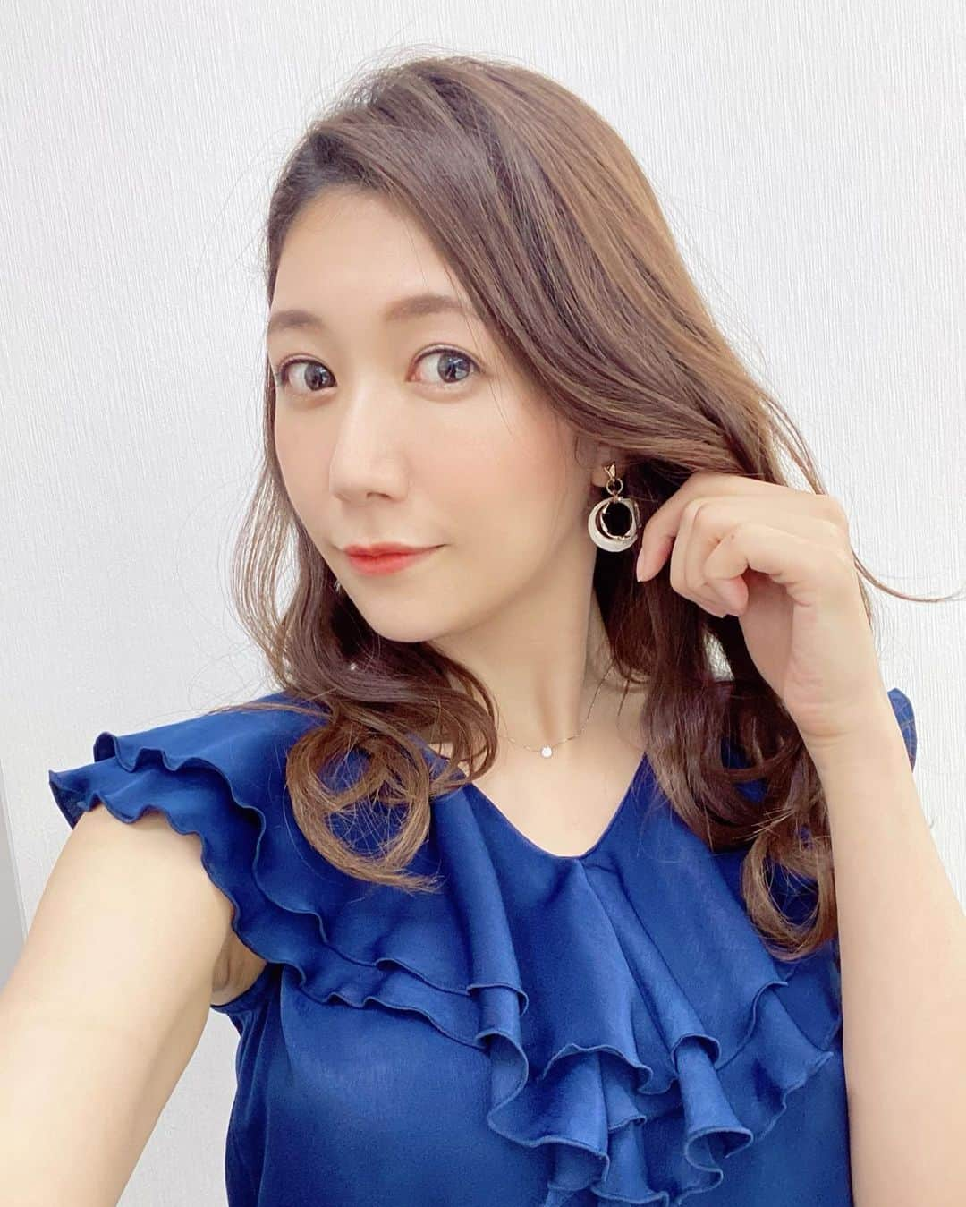 穂川果音さんのインスタグラム写真 - (穂川果音Instagram)「hairstyle  巻き下ろしスタイルだよ〜😊  earring→ @osewaya_official  #ナチュラルヘア #大人めコーデ #ダウンスタイル　#イヤリング　#ゆる巻きヘア　#アベプラ　#お天気お姉さんコーデ　#大人めヘアアレンジ #ゆる巻き #大人めヘアアレンジ　#hairstyle #hairarrange #earrings」7月6日 12時01分 - hokawakanonn