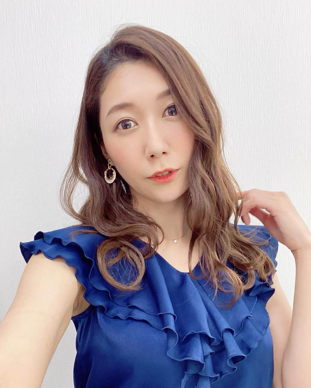 穂川果音さんのインスタグラム写真 - (穂川果音Instagram)「hairstyle  巻き下ろしスタイルだよ〜😊  earring→ @osewaya_official  #ナチュラルヘア #大人めコーデ #ダウンスタイル　#イヤリング　#ゆる巻きヘア　#アベプラ　#お天気お姉さんコーデ　#大人めヘアアレンジ #ゆる巻き #大人めヘアアレンジ　#hairstyle #hairarrange #earrings」7月6日 12時01分 - hokawakanonn