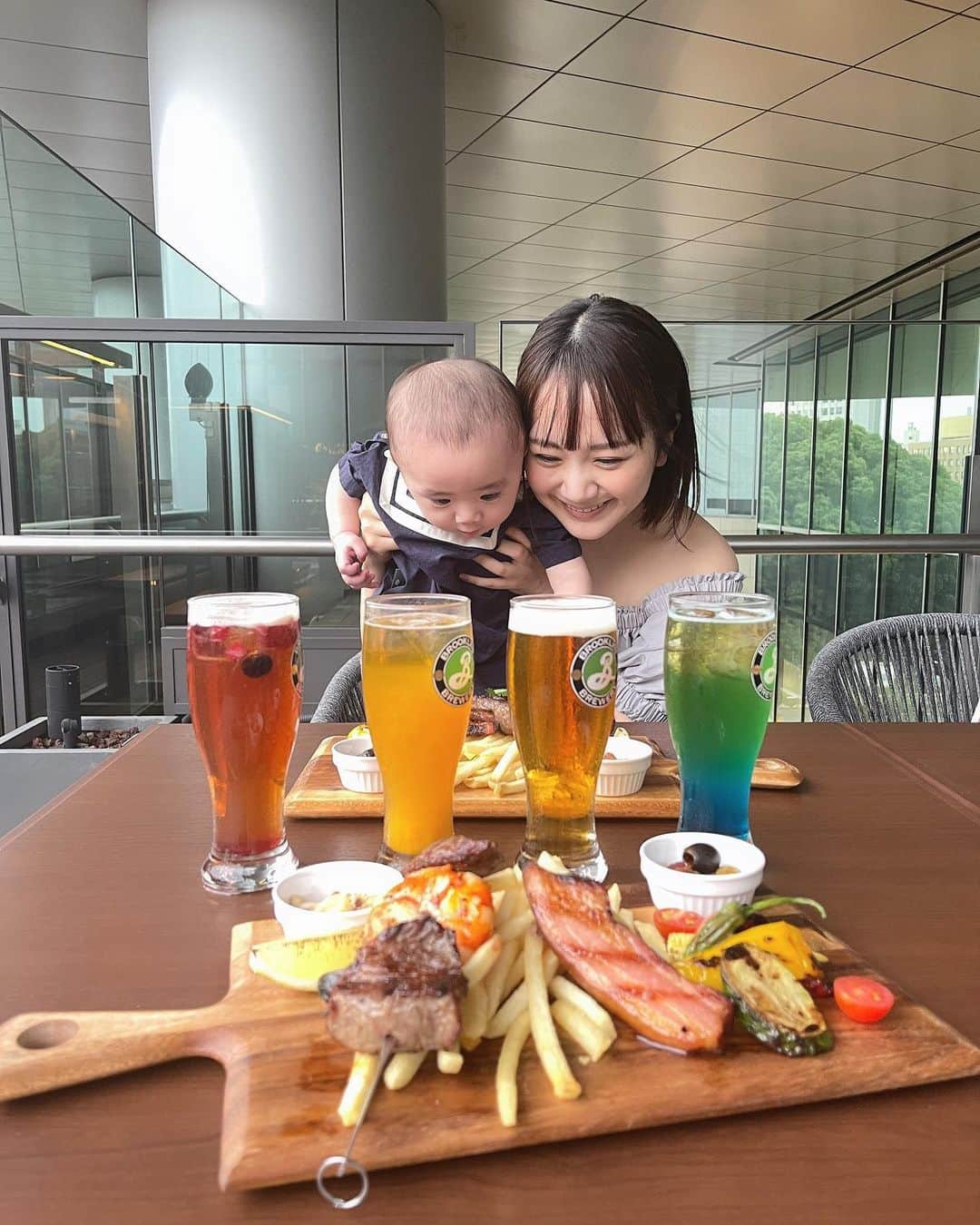 浜田翔子さんのインスタグラム写真 - (浜田翔子Instagram)「紀尾井町好きな場所なんだけど こんな素敵なステーキハウスが✨  今回テラス席で サマーカクテル4種とビール専用熟成肉ブッチャープレートをいただきました‼︎  夏を感じれて最高だった。。 風も気持ちいいしお肉もビールも 美味しかった✨🍺  ステーキハウスはよく行くんだけど こんな素敵な場所知らなくて 今度はステーキで訪れたいね‼︎って話してました✨ カブが凄い喜んでた！  ベビーチェアもあったし、 テラスだとわんちゃんもOKなのも嬉しい😊  大人な雰囲気なのでデート、記念日にもおすすめ♡ ランチもいいな〜🌻  お気に入りの場所になりました‼︎  PR @benjaminsteakhousekioicho #ベンジャミンステーキハウス #紀尾井町グルメ #赤坂見附グルメ #赤坂グルメ #赤坂ステーキ #熟成肉 #ビアカクテル #テラス席あり」7月6日 13時01分 - shoko_hamada