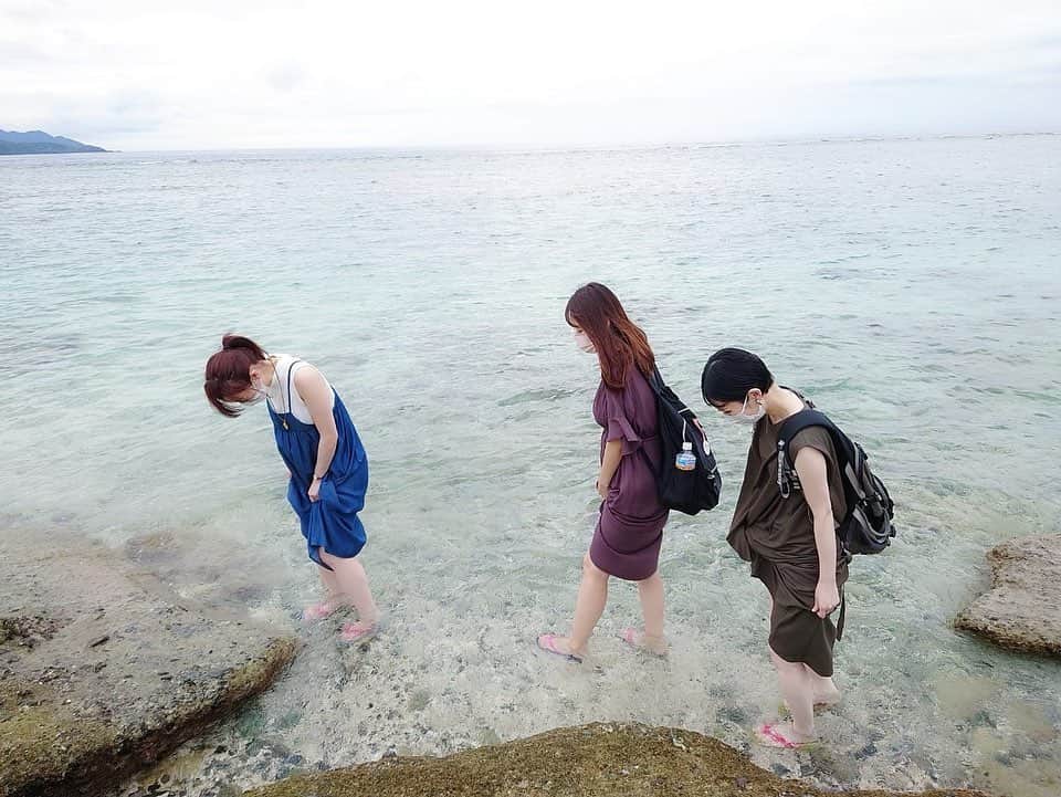 新井恵理那さんのインスタグラム写真 - (新井恵理那Instagram)「奄美旅行♪海編♪ 奄美の海は透き通っていてとってもカラフル♪ 大浜には何度も行きましたが、その度に水の美しさにぼーっと立ち尽くして見惚れていました(・∀・) 今回はシュノーケルやスキューバはしなかったのでウミガメにも会えなかったけど、次回はどっぷり浸かりたいです♪( ^ω^ )  #奄美旅行 #夏休み #大浜 #新井恵理那 #centforce」7月6日 14時08分 - elina_arai