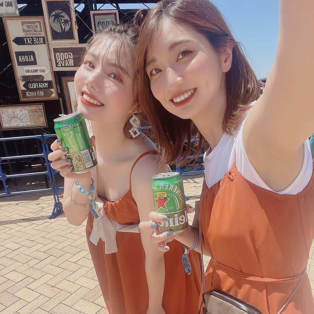 波田妃奈さんのインスタグラム写真 - (波田妃奈Instagram)「最近ジムでの写真ばっかりだったので たまには休日の写真も🧡🤍  この前のGreenroom Festival🌈 まだダイエット前でむち子だ〜🐷 珍しくお団子ヘアでした🍡  お揃いのワンピは安定の @shein_japan 👯‍♀️  #greenroomfestival  #ものすごい時差投稿 #おんにさらんへ😘」7月6日 14時30分 - hina__fitness