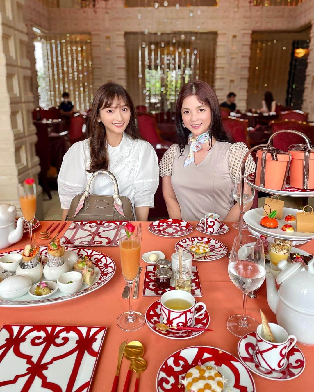 加藤瑠美さんのインスタグラム写真 - (加藤瑠美Instagram)「【RISTORANTE OZIO】で ママとアフタヌーンティー🫖 🍊🧁🧡  エルメスをモチーフにした 可愛すぎるスイーツやセイボリー…🥹 1日10組限定だそう❣️ テーブルウエアもエルメスで豪華すぎました✨  セイボリー多めなのも嬉しいし どれも本当に美味しくて幸せだった🍽 アオリイカのリゾットも好きだったし サーモンとホタテのミルフィユサンドも美味しかったし アワビのアヒージョも柔らかかった…  エルメスのBOX風チョコレートは お持ち帰りできたのでお家で夫といただきました🧡 中には焼き菓子が入っていたよ🧁  息子のスクールのお迎えまで時間がなさすぎて 終始バタバタだったけど美しいものを見て癒されました💫  🫖アフタヌーンティーメニュー🫖  ■ティースタンド ・上段（スイーツ4種）：マルブル カフェ／キャラメル エピス／フロマージュキュイ／モワルー アマンド ・中段（スイーツ3種）：オランジュ／アプリコテ／パッション ヤオルト ・下段（スイーツ3種）：モンブラン ルージュ／マンゴープディング／タルト ショコラ  ■セイボリー（全8種） ・エスプレッソ風味のフォアグラとマンゴー ・アオリイカのリゾット ・自家燻製タスマニアサーモンとホタテのミルフィユサンド ・毛ガニと茄子のムース ・オマール海老の小さなピッツァ・フリッタ ・サツマイモコンフィ ゴルゴンゾーラムース添え ・ミニ ビーフロール ・アワビのアヒージョ  📍 RISTORANTE OZIO @ristorante_ozio 東京都江東区有明3-1-15 東京ベイコート倶楽部 ホテル＆スパリゾート内 03-6700-0210  #rubi__restaurant#instafood#lunch#japanese#afternoontea#ristoranteozio#ozio#hermes#アフタヌーンティー#東京ベイコート倶楽部#エルメス#オレンジボックス」7月6日 18時11分 - katorubi