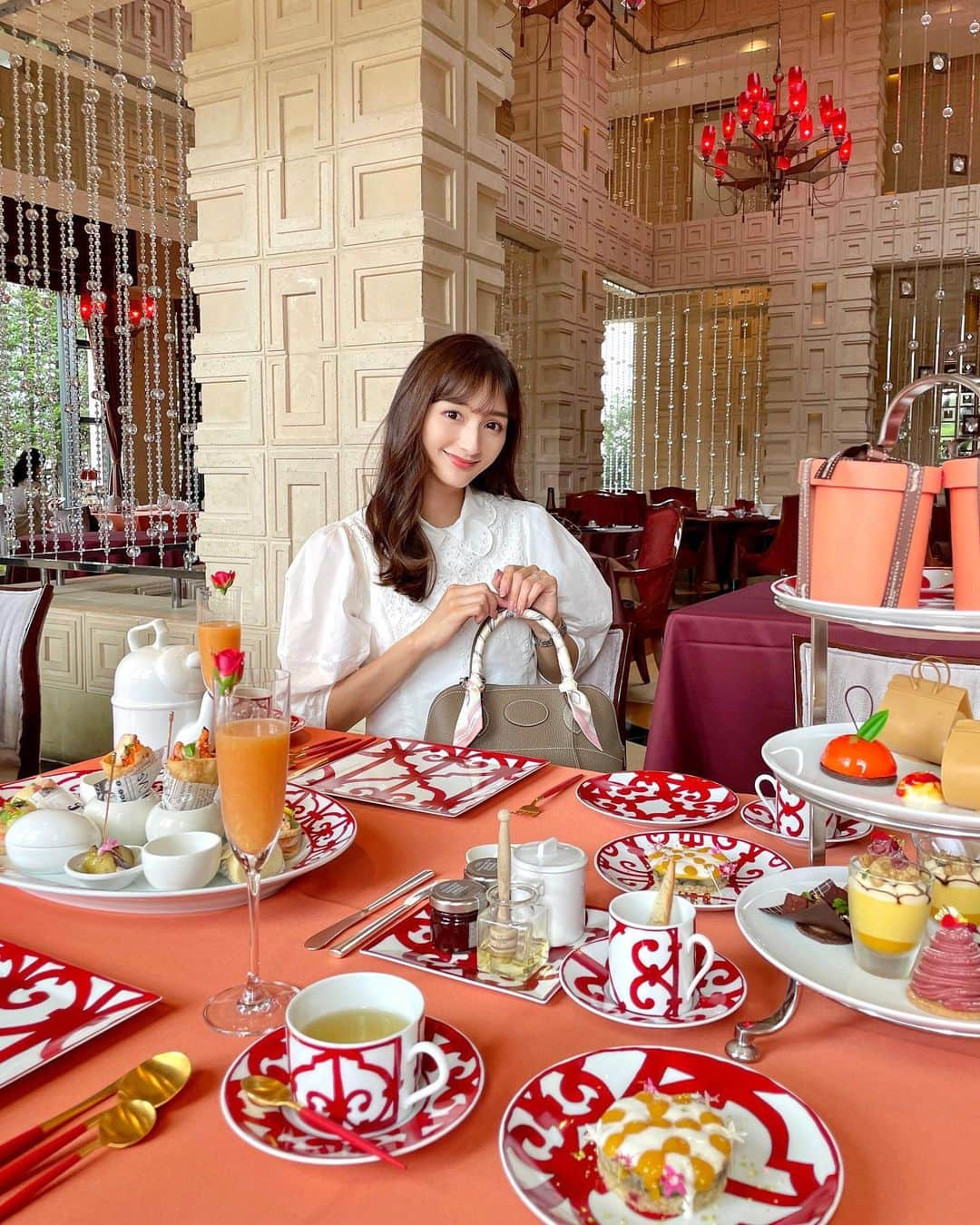 加藤瑠美さんのインスタグラム写真 - (加藤瑠美Instagram)「【RISTORANTE OZIO】で ママとアフタヌーンティー🫖 🍊🧁🧡  エルメスをモチーフにした 可愛すぎるスイーツやセイボリー…🥹 1日10組限定だそう❣️ テーブルウエアもエルメスで豪華すぎました✨  セイボリー多めなのも嬉しいし どれも本当に美味しくて幸せだった🍽 アオリイカのリゾットも好きだったし サーモンとホタテのミルフィユサンドも美味しかったし アワビのアヒージョも柔らかかった…  エルメスのBOX風チョコレートは お持ち帰りできたのでお家で夫といただきました🧡 中には焼き菓子が入っていたよ🧁  息子のスクールのお迎えまで時間がなさすぎて 終始バタバタだったけど美しいものを見て癒されました💫  🫖アフタヌーンティーメニュー🫖  ■ティースタンド ・上段（スイーツ4種）：マルブル カフェ／キャラメル エピス／フロマージュキュイ／モワルー アマンド ・中段（スイーツ3種）：オランジュ／アプリコテ／パッション ヤオルト ・下段（スイーツ3種）：モンブラン ルージュ／マンゴープディング／タルト ショコラ  ■セイボリー（全8種） ・エスプレッソ風味のフォアグラとマンゴー ・アオリイカのリゾット ・自家燻製タスマニアサーモンとホタテのミルフィユサンド ・毛ガニと茄子のムース ・オマール海老の小さなピッツァ・フリッタ ・サツマイモコンフィ ゴルゴンゾーラムース添え ・ミニ ビーフロール ・アワビのアヒージョ  📍 RISTORANTE OZIO @ristorante_ozio 東京都江東区有明3-1-15 東京ベイコート倶楽部 ホテル＆スパリゾート内 03-6700-0210  #rubi__restaurant#instafood#lunch#japanese#afternoontea#ristoranteozio#ozio#hermes#アフタヌーンティー#東京ベイコート倶楽部#エルメス#オレンジボックス」7月6日 18時11分 - katorubi