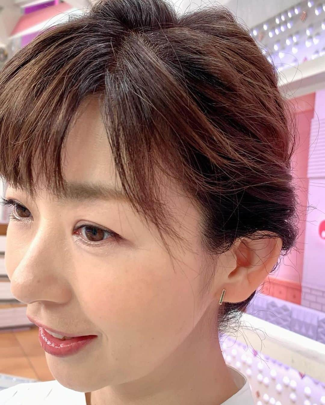 松尾由美子さんのインスタグラム写真 - (松尾由美子Instagram)「. 写真を正方形にしてしまっていたので再度載せ直しました💦 リアクションしてくださっていた皆さん、ごめんなさい！  今日もご覧いただき、 ありがとうございました。 おなかが空いたので 一昨日の息子くんの夕飯を載せます。  ブラウス、スカート Flolia @dressbrandgirl.official  イヤリング MELODY @melodyaccessory.official  白ブラウスに黒のスカートで知的オフィススタイル。 ラッフルブラウスのボウタイと金ボタンが上品さを際立たせてくれます。 スカートのIラインがスッキリと細見え効果◎ イヤリングはスクエアでスタイリッシュに。  #松尾由美子 #松尾と服 #スーパーJチャンネル #Jチャン #テレビ朝日 #テレビ朝日アナウンサー #アナウンサー  #夕方ニュース #156cm #低身長コーデ #2歳児」7月6日 19時17分 - yumikomatsuo5