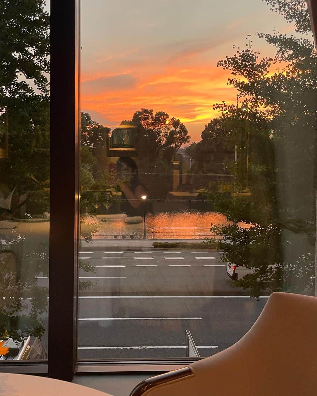 角田奈緒子さんのインスタグラム写真 - (角田奈緒子Instagram)「🌆 先日伺ったレストランの窓からみた 夕焼けがとても綺麗でした✨  わたしは少し雲があるときの 夕焼けが好きです。 雲が夕焼けに染められて キラキラ輝いているのが本当に美しい！ 刻一刻と変化していく色合いも 見ていて楽しいです。  #空 #夕焼け #夕日 #皇居ビュー #レストランプルニエ #東京會舘」7月6日 19時39分 - naokoon1122