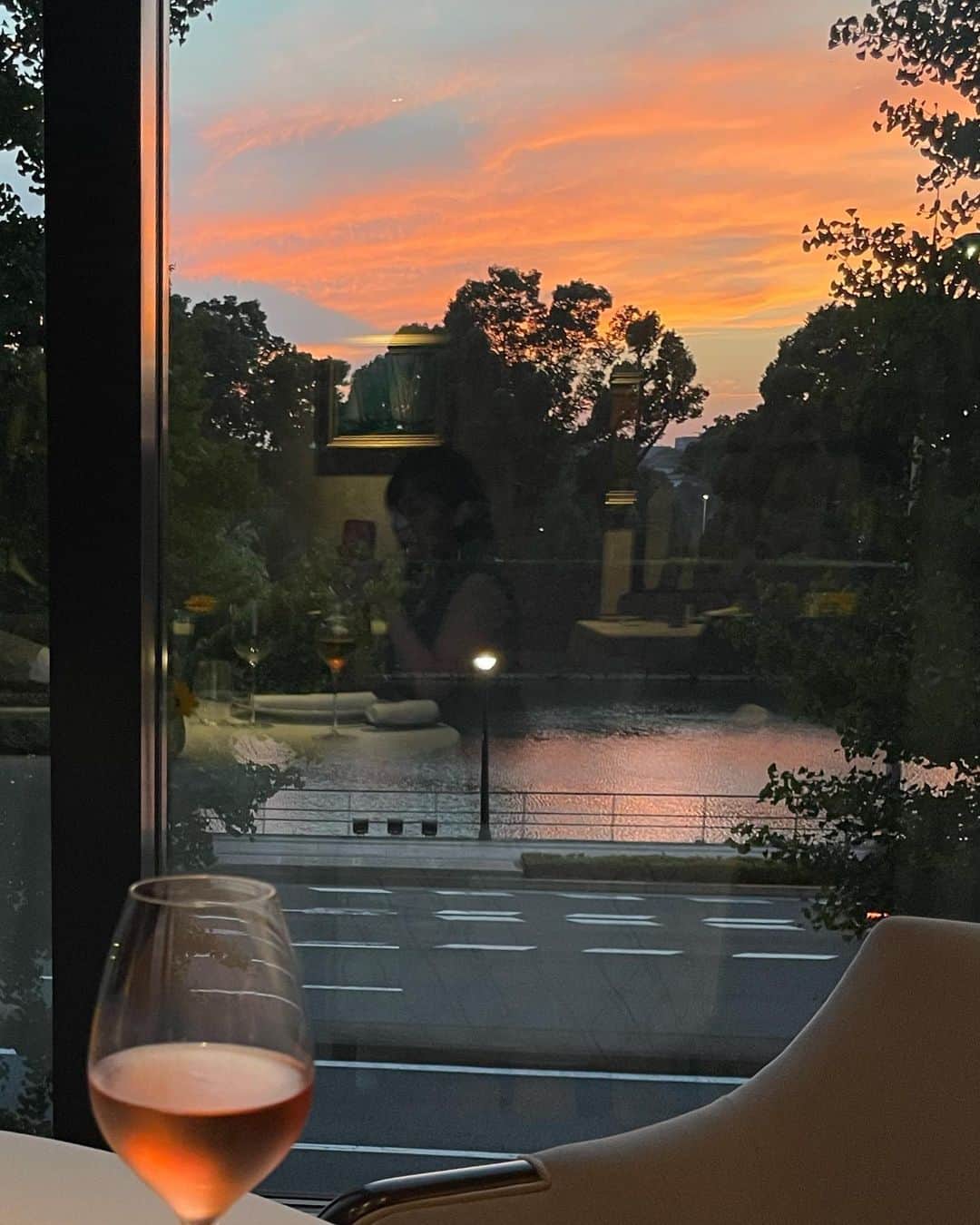 角田奈緒子さんのインスタグラム写真 - (角田奈緒子Instagram)「🌆 先日伺ったレストランの窓からみた 夕焼けがとても綺麗でした✨  わたしは少し雲があるときの 夕焼けが好きです。 雲が夕焼けに染められて キラキラ輝いているのが本当に美しい！ 刻一刻と変化していく色合いも 見ていて楽しいです。  #空 #夕焼け #夕日 #皇居ビュー #レストランプルニエ #東京會舘」7月6日 19時39分 - naokoon1122