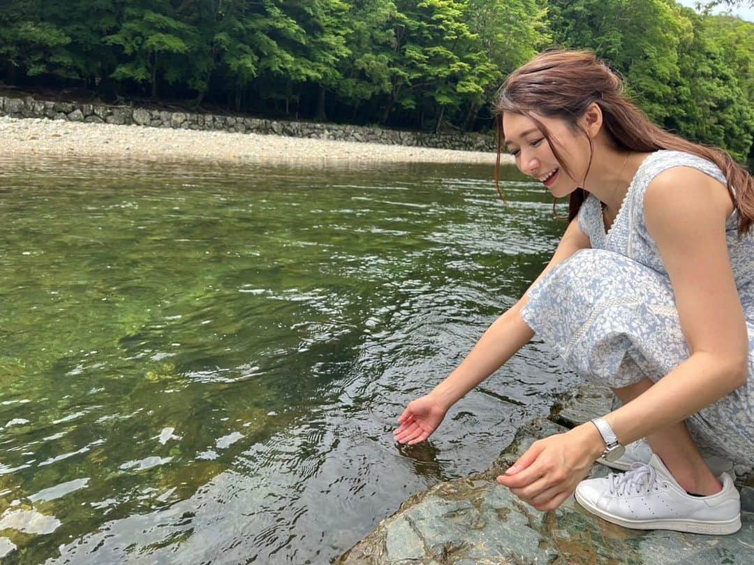 穂川果音さんのインスタグラム写真 - (穂川果音Instagram)「川の水が冷たくて気持ちよかったーーー✨😆 こちらは伊勢神宮に参拝前に五十鈴川にて♪ この時、川を泳ぐ蛇さんに遭遇したの🐍 気持ちよさそうに泳いでいたよ〜  はぁ、避暑地に行きたい欲が…🏖←  今日は週の真ん中水曜日！ 今週も半分お疲れ様でした〜  あ、この後はアベプラ観てね♡  #五十鈴川　#伊勢神宮　#伊勢旅　#ほかのん　#穂川果音 #思い出投稿　#休日　#旅が好き #アベプラ　#気象予報士　#お天気キャスター　#weatherforecast」7月6日 20時58分 - hokawakanonn