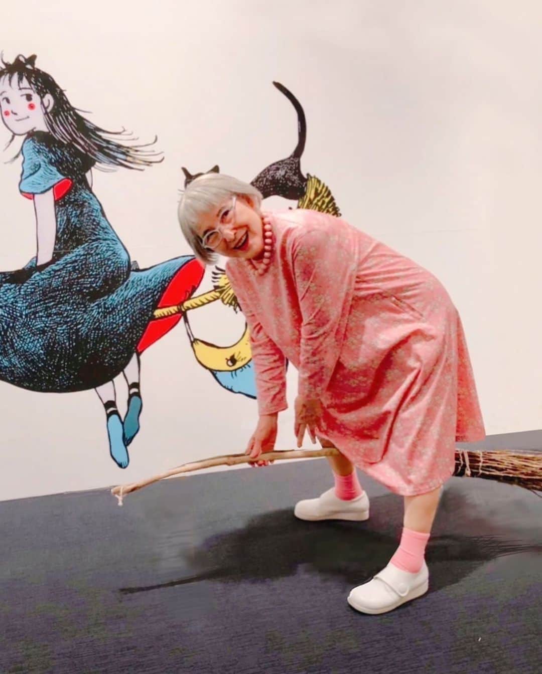 角野栄子さんのインスタグラム写真 - (角野栄子Instagram)「福井県ふるさと文学館で開催中の「角野栄子展・魔女とお化けの世界へ」 箒で飛んで行ってきました。とっても楽しかった。  場所・福井県ふるさと文学館　 開催期間 2022年7月2日（土）～ 2022年9月4日（日）  @fukui_bungaku   新作のワンピースは、娘がネットで見つけた綿のジャージ生地。ピンクに白い小花柄。  靴下は、一時期、コンビニのファミリーマートで売っていたもの。  ネックレスは、フィンランド のブランド、アアリッカのネックレス。アアリッカは、木製品を扱っている会社で、ここのネックレスは、軽くて、お気に入り。  I got on my broomstick to visit the exhibition of Eiko Kadono: the world of witches and ghosts@Fukui Museum of Literature.  I’ve enjoyed very much.  Place: Fukui Museum of Literature Period: July 2(Sat.) - September 4(Sun), 2022  My new dress is made of cotton jersey that my daughter found on the net.  A white floret pattern on pink.  As for the socks, they were sold for a while at Family Mart, the convenience store.  And my necklace, it’s of aarikka, Finland.  I love aarikka’s wooden jewelry because it’s light.    #魔女の宅急便 #キキ #ほうき #福井県ふるさと文学館 #福井県 #アアリッカ #ファミマソックス #kikisdeliveryservice #kiki #fukui #exhibition #aarikka #aarikkafinland #finland」7月6日 21時19分 - eiko.kadono