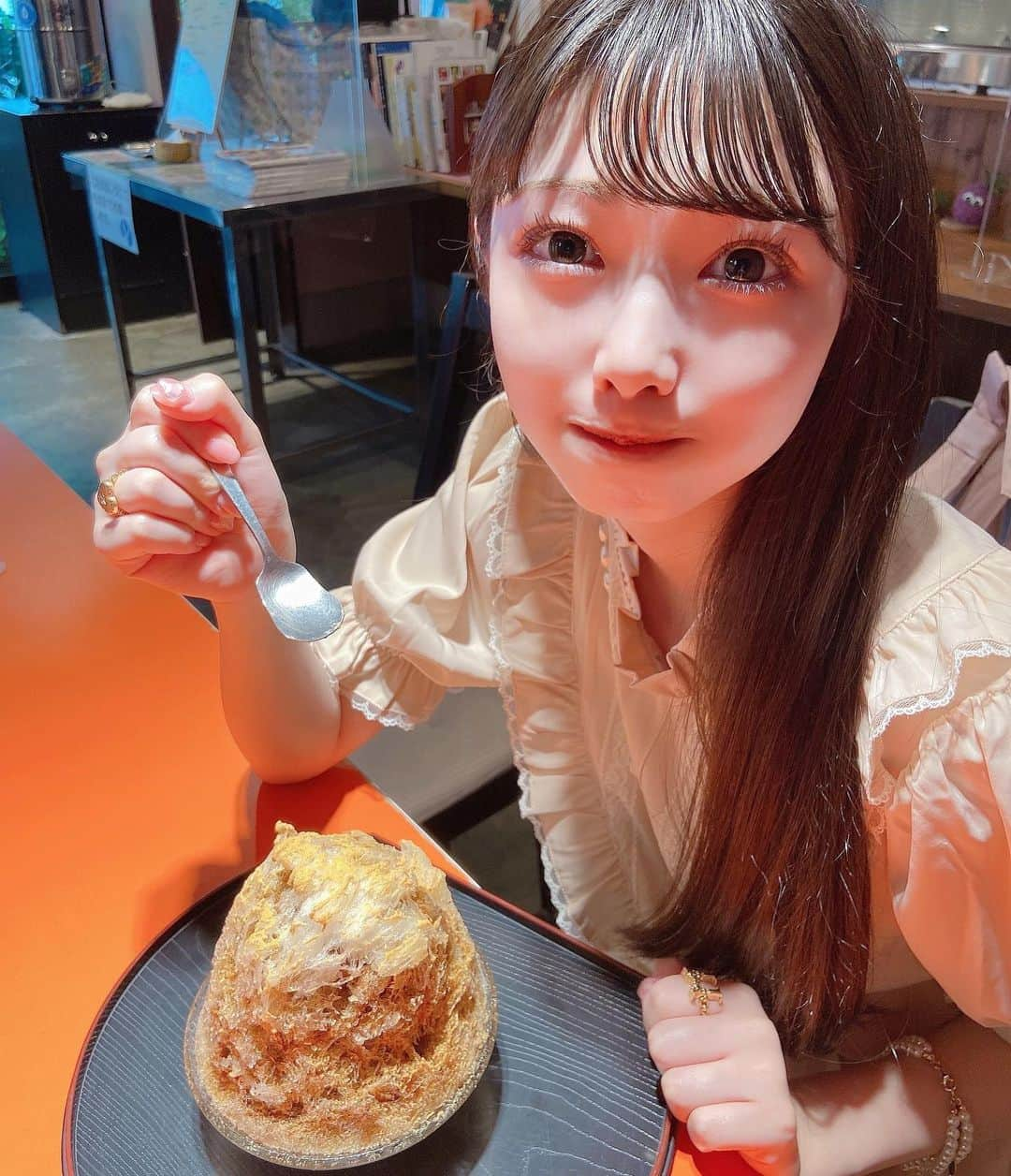  小浜桃奈さんのインスタグラム写真 - ( 小浜桃奈Instagram)「. 念願！今年初かき氷🍧 今年は夏らしいことしたいなぁと、、、🌈」7月6日 21時29分 - momona_kohama