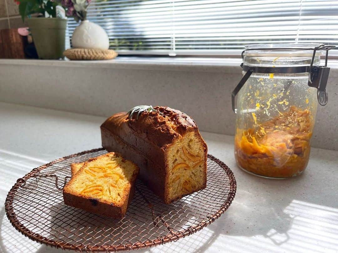 安田美沙子さんのインスタグラム写真 - (安田美沙子Instagram)「てづくりオレンジマーマレードで、バターをつかわないパウンドケーキ作りました🍊  ながーめの型を買っていたので、試してみたかった✨  1切れのサイズが、こどもや 私にはちょうどいいです🤍 作る様子はYouTubeにアップされてます🍊  今日はママ友と体操おわりに 展示会へ。。気分転換になった❤️  おやすみなさい。。。  #orange #orangecake #poundcake #みさこクッキング　#homemade #youtube #kitchen #YouTube安田美沙子です。 #ケーキクーラー　@four_o_five_405」7月6日 21時57分 - yasuda_misako