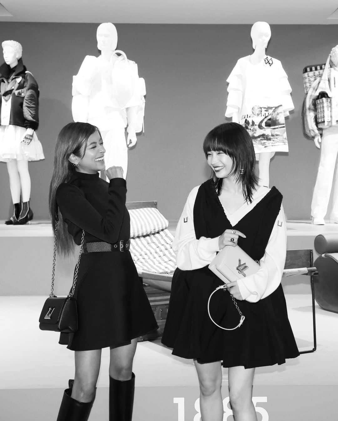 ローラさんのインスタグラム写真 - (ローラInstagram)「Louis Vuitton's exhibition "SEELV" will be held at Tokyo Midtown Lawn Square from 7/8 to 8/21♥️ The history of the brand and the collection so far are all come together♥️  昨日はルイ・ヴィトンの展覧会「SEE LV」のイベントに訪れたよ♪ブランドの歴史やこれまでのコレクションが一堂に揃っているから、ぜひ気になる人は東京ミッドタウン芝浦公園に訪れてみてね♪#SeeLV #LVfashion」7月6日 22時14分 - rolaofficial