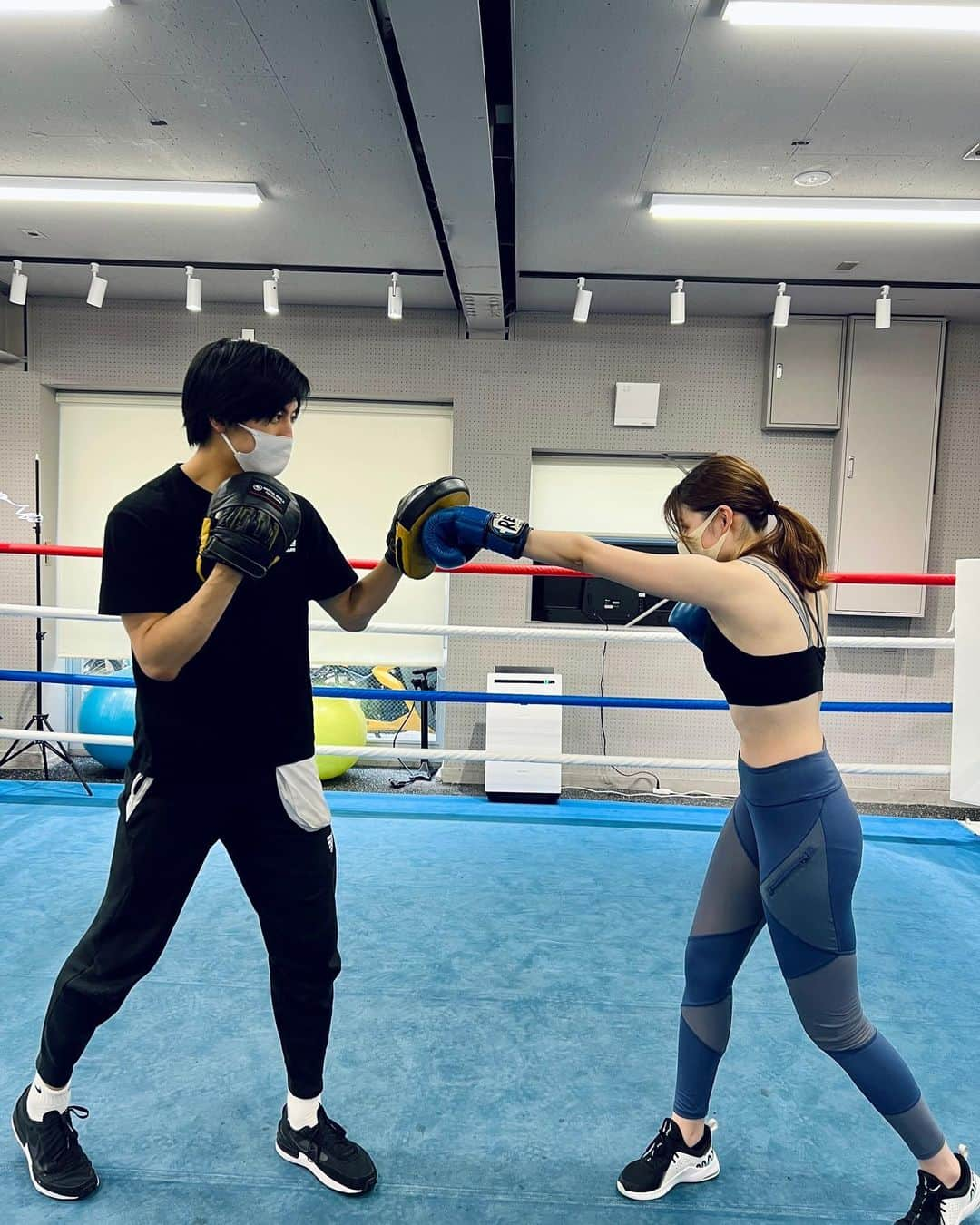 波田妃奈さんのインスタグラム写真 - (波田妃奈Instagram)「ラウンドガール本番まであと1週間🙌🏻  まずは自分がボクシングを知るとこらから！ と思い立って、 井岡選手も所属する @shiseiboxinggym で初ボクシングしてきました🥊  動作についていくだけでも精一杯で 1時間もしていないのにヘトヘト🥵 (動画も撮ってもらいましたが あまりにも悲惨だったのでお蔵入り🤫)  何はともあれ、生で世界チャンピオンの試合を 見られることに今から興奮が止まりませんっ😳  楽しみ方も分かったところで これから過去の試合なども見返して 本番に備えるのがより楽しみ✊🏻🔥  ------------------------------------------------------  #井岡一翔選手 #井岡選手vsニエテス選手 #トラロックエンターテインメント #防衛戦 #wbo世界チャンピオン #wbo世界スーパーフライ級チャンピオン #wbo世界スーパーフライ級タイトルマッチ #波田妃奈 #ラウンドガール #ラウンドガールデビュー #ラウンドガールへの挑戦 #tbs #志成ボクシングジム #ボクシング #格闘技 #地上波デビュー #フリーモデル #撮影モデル #撮影依頼募集中 #撮影依頼受付中 #パーソナルトレーナー #パーソナルトレーニング依頼受付中 #ラウンドガールへの道のり #boxing #kazutoioka #roundgirl #hinahada #wbosuperflyweightworldchampion #roadtoroundgirl #ボクシング女子」7月6日 23時06分 - hina__fitness