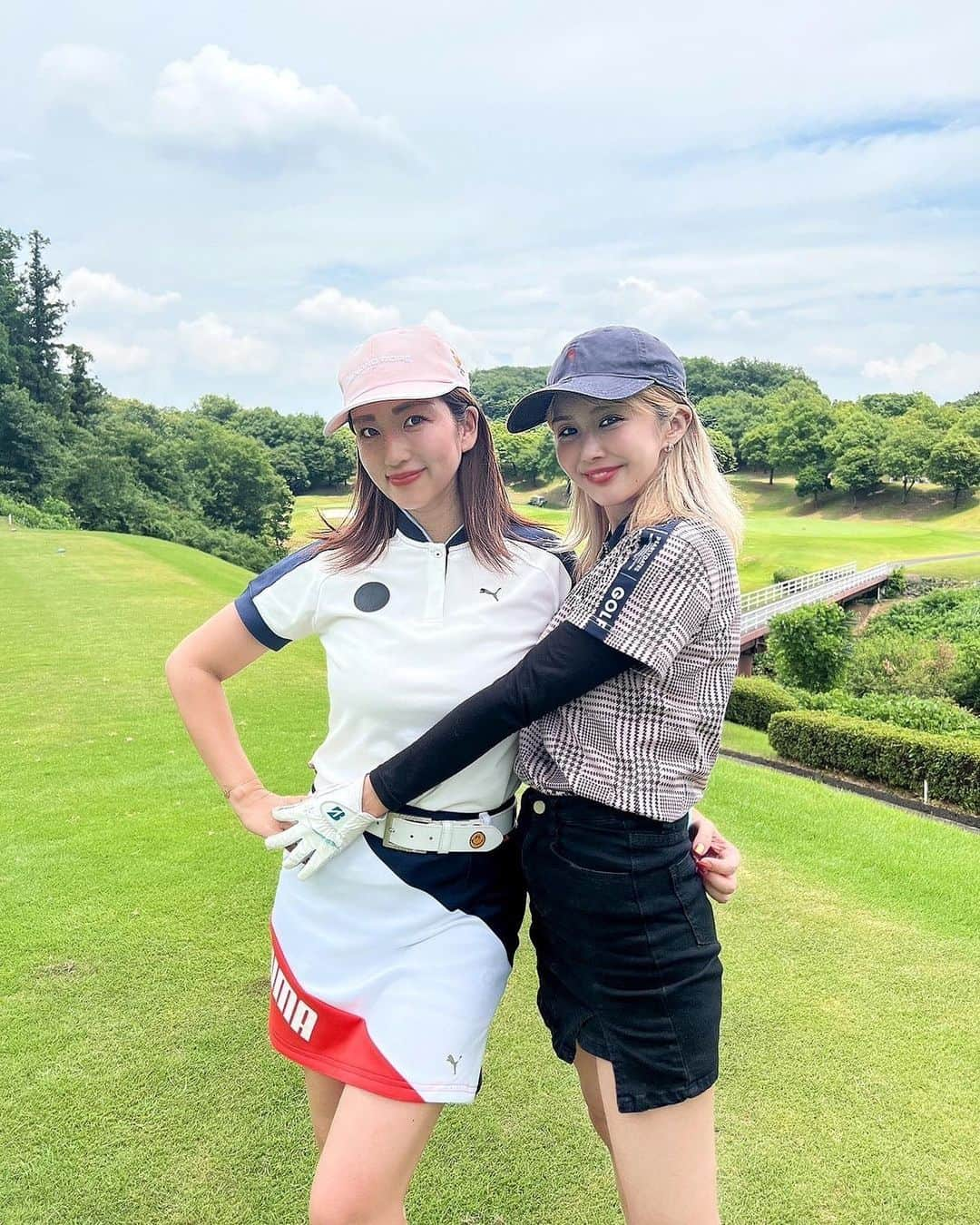 庄司ゆうこさんのインスタグラム写真 - (庄司ゆうこInstagram)「@mishuku_nana ななちゃんとゴルフ⛳️ 雨予報だったのが晴れ女パワー炸裂して見事な快晴☀️ 早朝スルーで終わってからランチして帰る頃に雨降り出した🤣☔️ この日のゴルフウェアも @pumagolf_japan PUMAだよっ🥰 スポーティだけど色合いが可愛いくてお気に入り💕 ななちゃんのスカートが短すぎて、男目線で超ローアングルで撮影してしまった🤣笑 #ゴルフ女子#ゴルフ#ゴルフコーデ #ゴルフウェア#puma#おおむらさきゴルフ倶楽部 #埼玉#ゴルフ好きな人と繋がりたい」7月6日 23時24分 - yuko.shoji