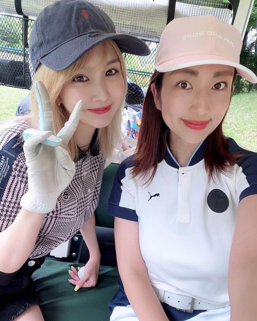 庄司ゆうこさんのインスタグラム写真 - (庄司ゆうこInstagram)「@mishuku_nana ななちゃんとゴルフ⛳️ 雨予報だったのが晴れ女パワー炸裂して見事な快晴☀️ 早朝スルーで終わってからランチして帰る頃に雨降り出した🤣☔️ この日のゴルフウェアも @pumagolf_japan PUMAだよっ🥰 スポーティだけど色合いが可愛いくてお気に入り💕 ななちゃんのスカートが短すぎて、男目線で超ローアングルで撮影してしまった🤣笑 #ゴルフ女子#ゴルフ#ゴルフコーデ #ゴルフウェア#puma#おおむらさきゴルフ倶楽部 #埼玉#ゴルフ好きな人と繋がりたい」7月6日 23時24分 - yuko.shoji