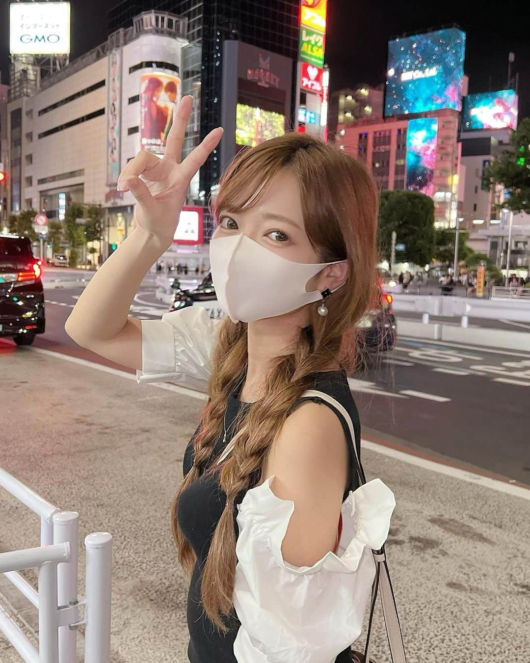 八千恵(やっちん)さんのインスタグラム写真 - (八千恵(やっちん)Instagram)「SHIBUYA!  . . #東京 #渋谷 #スクランブル交差点 #🚥 #デニムコーデ #スキニーコーデ #夏コーデ #三つ編み #三つ編みアレンジ #三つ編みおさげ」7月6日 23時53分 - ya____ch