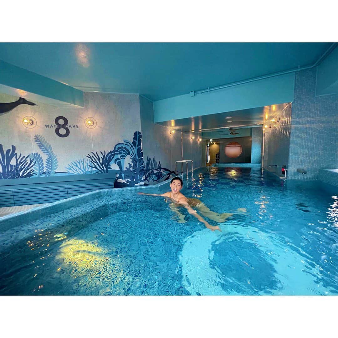 松野井雅（原紗央莉）さんのインスタグラム写真 - (松野井雅（原紗央莉）Instagram)「男女一緒に水着で入れるのが嬉しい 🩱🩳🧖‍♂️🧖‍♀️ 昼と夜では全く雰囲気が違うのもおすすめポイント🌌  「8 WATER CAVE swim suits spa」2022.7.15 Open!!  🐚🪸  ▼8HOTEL FUJISAWA @8hotel_fujisawa  @shonanlabel   ・ ・ #8hotel #8watercave #hotel #spa #8ホテル #藤沢 #pool #swimsuits #男女共用 #sauna #saunner #サウナ #サウナー  #löyly #ロウリュ #サ活 #サ旅 #サ飯 #サ道 #サウナイキタイ#サウナ女子 #ととのう #ととのった #サウナ好き #サウナ好きすぎ #サウナ好きと繋がりたい #サウナ好きな人と繋がりたい  #フィンランドサウナアンバサダー #finlandsaunaambassador #松野井雅サウナ部」7月7日 5時00分 - miyavimatsunoi