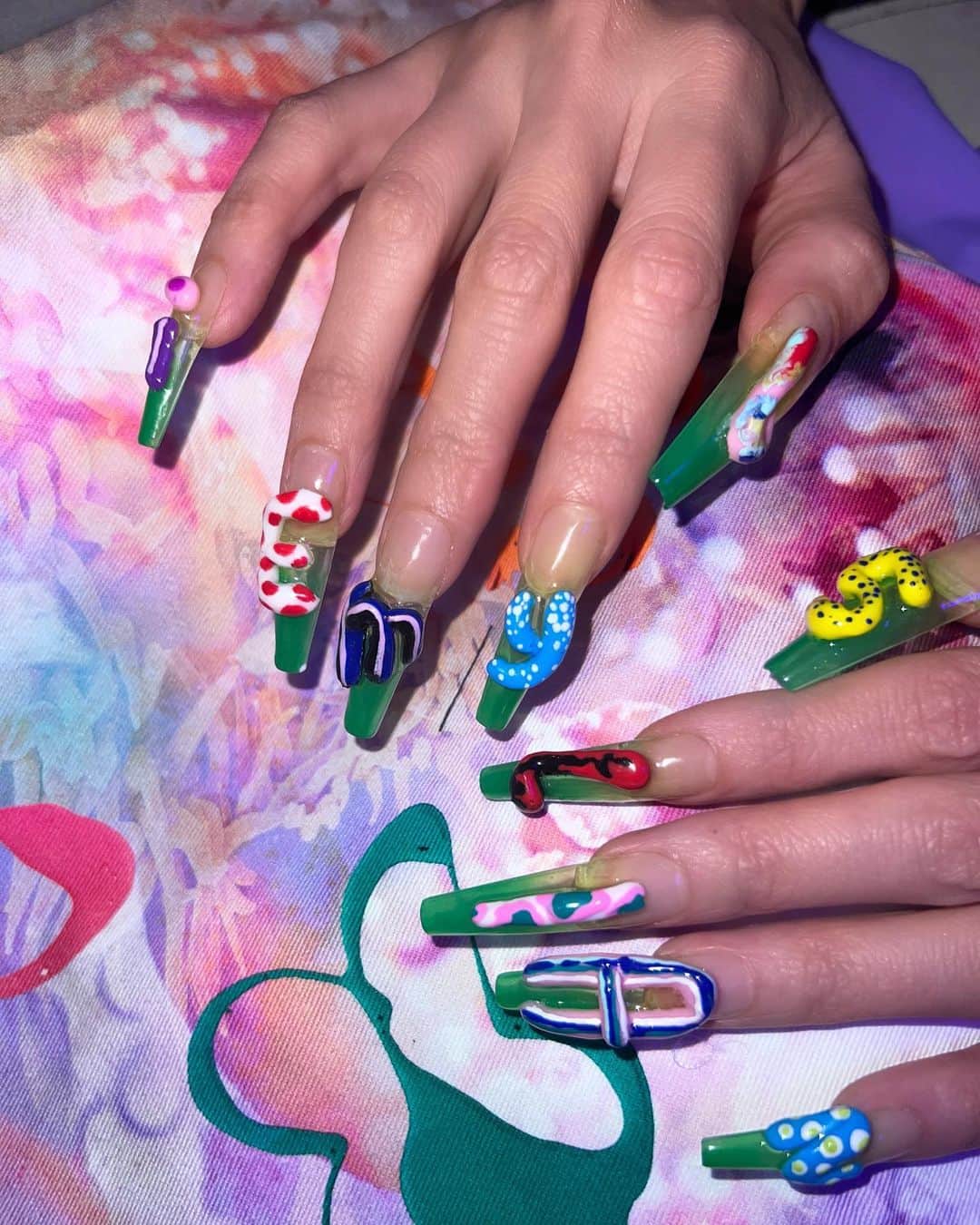 Mei Kawajiriさんのインスタグラム写真 - (Mei KawajiriInstagram)「Nails are the most fun accessories ❤️🍬🎉💖 Couple nails 💕💙🍒」7月7日 5時19分 - nailsbymei