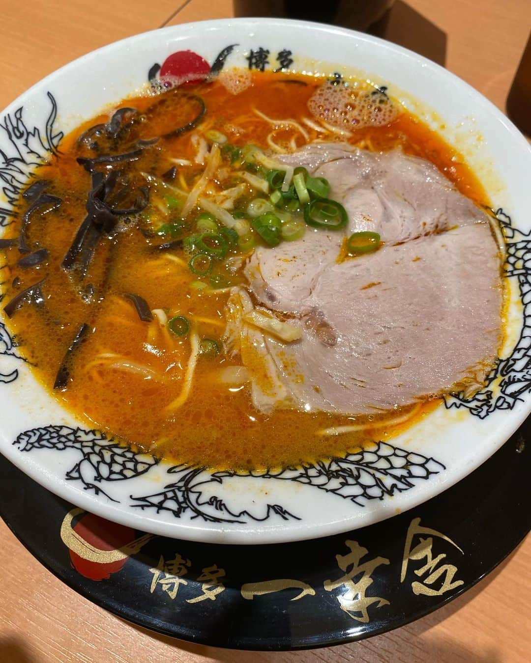 岡田祐佳さんのインスタグラム写真 - (岡田祐佳Instagram)「博多一幸舎 総本店  辛い🌶ラーメンは別腹？  お腹キンキンでもう、水も飲めない😭状態からの 追いラーメン🍜  イジメか？！  60歳還暦迎えるおじさんらの胃袋ヤバいね💦  付き合いきれないわ(笑)  感謝超えて 憎しみに変わるか？！  て、思った時にラーメン到着。  スープ飲んでみたら  うわっ❣️  うまっ‼️  なんじゃこりゃ🤤❤️  お腹いっぱいでも、美味しいと無理矢理でも食べちゃえるんですね。  て、無理😭  でも、食べたかった❗️ もっと食べたかった‼️  が、おじさん(お仕事のスタッフさん)に食べてもらいました。  恐るべし60歳と59歳😱笑笑笑   #博多一幸舎 #総本店  #博多一幸舎総本店  #ラーメン #博多 #豚骨 #福岡空港  #福岡空港グルメ  #時差投稿  #お仕事の打ち合わせ #契約成立したらいいな #グルメ #ramen  #tonkotsu」7月7日 8時41分 - yukachin719