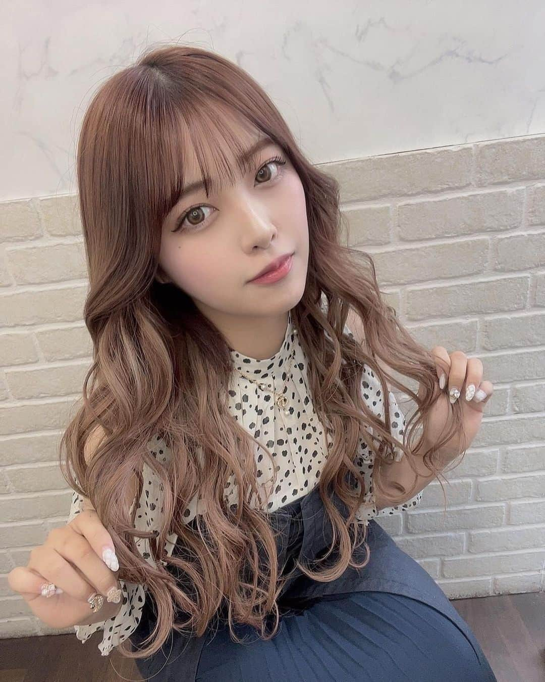 美女naviさんのインスタグラム写真 - (美女naviInstagram)「【美女navi ☻*】ロングしか勝たん🥰 * * 今回ご紹介させていただく方は❤️ MaRᴜRi さん ▶️▷ @maruridayo * * # Repost . . ロング復活✌️👖 あと服も新しいの可愛くない？🤍 #ロングしか勝たん . . MaRᴜRi さん のアカウントには 他にも素敵な投稿が(*´﹀`) ぜひ覗いてみてくださいね🧡 * * * 美女navi掲載希望の方は⇒ @bijo_navi ❤️と # 美女ナビ , # 美女navi タグ付け * 10代限定姉妹アカウント 美少女navi掲載希望の方は⇒ @bishojo_navi 💛と # ビショウジョナビ タグ付け * お願いします✨✨ * * 次回もお楽しみに...😍 * * #ヘアスタイル #エクステ  #ロングヘア #巻き髪 #ハイトーンカラー #howto #naturalbeauty #美意識 #メイク #リップ  #女子力アップ #美意識向上 #カラコン #ファッション好き  #ナチュラルメイク #カジュアルファッション #デートコーデ #デートコーディネート #おしゃれ女子 #ロングヘアアレンジ #巻き髪アレンジ #大人メイク #オトナ女子コーデ #オトナ可愛い」7月7日 9時00分 - bijo_navi