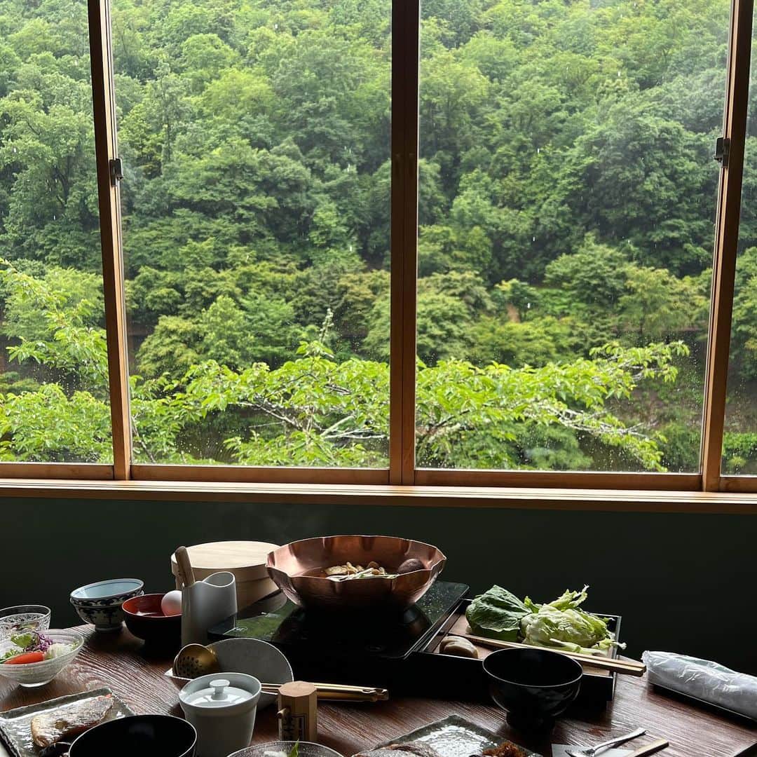前田典子さんのインスタグラム写真 - (前田典子Instagram)「旅の朝は早起き #朝活　#作務衣　を着て #自然の息吹を感じながら #瞑想＃深呼吸#ストレッチ　🧘🌳 #浄化する　 #星のや京都　の朝活で 行われている　#暁天講座  この日は生花の #未生流#笹岡隆甫家元　による講座でした お稚児さんを経験した事がある笹岡氏による 祇園祭祭りとお花の🥀 とっても興味深いお話しを 聞きました🧐 今年は2年ぶりに祇園祭が復活❗️見るのが更に楽しみになりました😊  講座の後は #朝そうめん　 #早起きはさんもんの得   朝食はお部屋で 額縁のような窓から見える 緑の絵を眺めながら🖼  #立派な焼き鮭 ご飯がススム🍚👍 #お豆腐 #野菜鍋 はいいお出汁で 胃に染み渡りました☺️ 最後は雑炊に😋  #ヒノキ風呂 #朝風呂最高♨️  レモン🍋🍋🍋入り  @hoshinoya.official  #マエノリ旅」7月7日 9時05分 - maenorichang