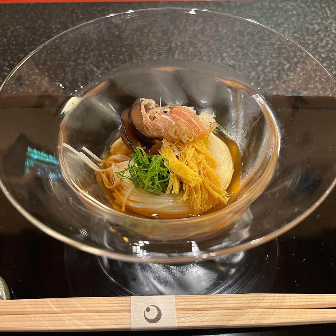 前田典子さんのインスタグラム写真 - (前田典子Instagram)「旅の朝は早起き #朝活　#作務衣　を着て #自然の息吹を感じながら #瞑想＃深呼吸#ストレッチ　🧘🌳 #浄化する　 #星のや京都　の朝活で 行われている　#暁天講座  この日は生花の #未生流#笹岡隆甫家元　による講座でした お稚児さんを経験した事がある笹岡氏による 祇園祭祭りとお花の🥀 とっても興味深いお話しを 聞きました🧐 今年は2年ぶりに祇園祭が復活❗️見るのが更に楽しみになりました😊  講座の後は #朝そうめん　 #早起きはさんもんの得   朝食はお部屋で 額縁のような窓から見える 緑の絵を眺めながら🖼  #立派な焼き鮭 ご飯がススム🍚👍 #お豆腐 #野菜鍋 はいいお出汁で 胃に染み渡りました☺️ 最後は雑炊に😋  #ヒノキ風呂 #朝風呂最高♨️  レモン🍋🍋🍋入り  @hoshinoya.official  #マエノリ旅」7月7日 9時05分 - maenorichang