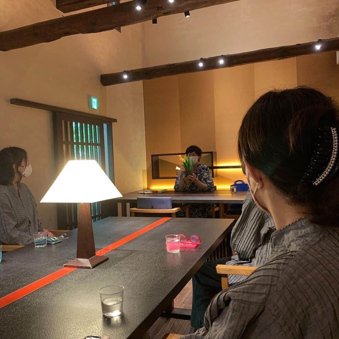 前田典子さんのインスタグラム写真 - (前田典子Instagram)「旅の朝は早起き #朝活　#作務衣　を着て #自然の息吹を感じながら #瞑想＃深呼吸#ストレッチ　🧘🌳 #浄化する　 #星のや京都　の朝活で 行われている　#暁天講座  この日は生花の #未生流#笹岡隆甫家元　による講座でした お稚児さんを経験した事がある笹岡氏による 祇園祭祭りとお花の🥀 とっても興味深いお話しを 聞きました🧐 今年は2年ぶりに祇園祭が復活❗️見るのが更に楽しみになりました😊  講座の後は #朝そうめん　 #早起きはさんもんの得   朝食はお部屋で 額縁のような窓から見える 緑の絵を眺めながら🖼  #立派な焼き鮭 ご飯がススム🍚👍 #お豆腐 #野菜鍋 はいいお出汁で 胃に染み渡りました☺️ 最後は雑炊に😋  #ヒノキ風呂 #朝風呂最高♨️  レモン🍋🍋🍋入り  @hoshinoya.official  #マエノリ旅」7月7日 9時05分 - maenorichang