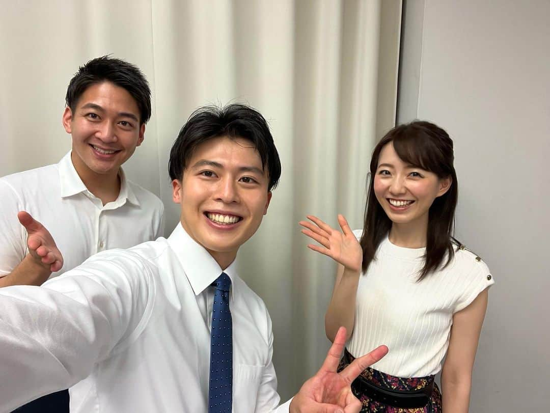 フジテレビアナウンサーさんのインスタグラム写真 - (フジテレビアナウンサーInstagram)「新人アナウンサーの勝野健です！ 6月28,29日に藤井アナの代行で、プライムオンラインTODAYに出演しました。  初めてのニュース読みでドキドキでしたが、松村アナと内田アナの優しいフォローもあって無事終えることができました🙌  放送終了後には堀池アナからアドバイスも！  原稿読みの技術やスタジオでの掛け合いなど、色々な課題を見つけることができたので、日々成長出来る様これからも頑張ります🔥  #フジテレビ　 #フジテレビアナウンサー #プライムオンラインTODAY #松村未央　#内田嶺衣奈 #初鳴き　#ど緊張　 #堀池アナからは #若いね #とのお言葉 #勝野健 #新人アナ奮闘中」7月7日 9時56分 - fujitv_announcer