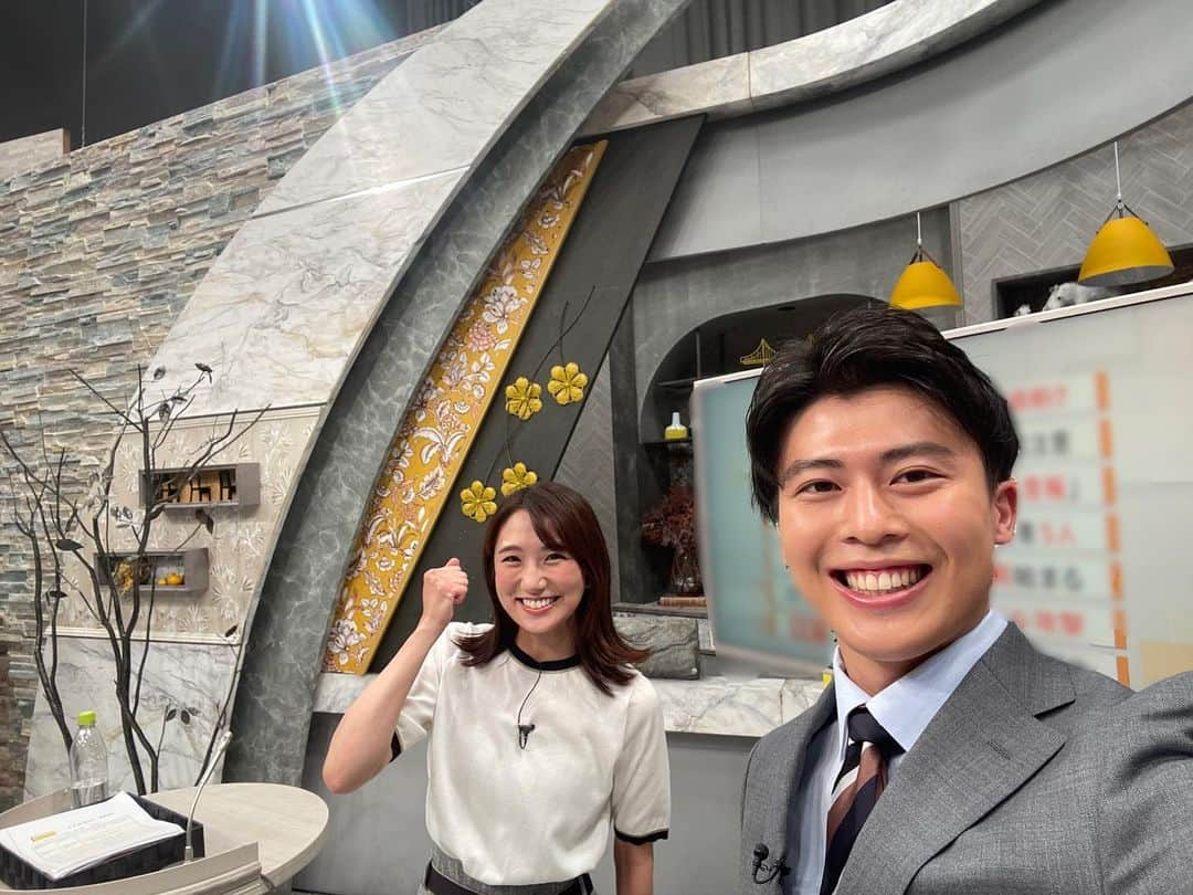 フジテレビアナウンサーさんのインスタグラム写真 - (フジテレビアナウンサーInstagram)「新人アナウンサーの勝野健です！ 6月28,29日に藤井アナの代行で、プライムオンラインTODAYに出演しました。  初めてのニュース読みでドキドキでしたが、松村アナと内田アナの優しいフォローもあって無事終えることができました🙌  放送終了後には堀池アナからアドバイスも！  原稿読みの技術やスタジオでの掛け合いなど、色々な課題を見つけることができたので、日々成長出来る様これからも頑張ります🔥  #フジテレビ　 #フジテレビアナウンサー #プライムオンラインTODAY #松村未央　#内田嶺衣奈 #初鳴き　#ど緊張　 #堀池アナからは #若いね #とのお言葉 #勝野健 #新人アナ奮闘中」7月7日 9時56分 - fujitv_announcer