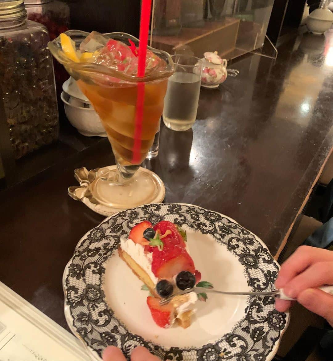 小倉優子さんのインスタグラム写真 - (小倉優子Instagram)「先日、長男が #ウワサのお客さま を見て 行きたい❗️❗️❗️とずっと言っていたカフェに行ってきました💕  二人で少しだけ勉強もしました☺️✨  ケーキが大好きな長男は、 将来シェフかパティシエになるのが夢みたいです🌟  また美味しいケーキを食べに行きたいと思います🎀」7月7日 10時37分 - ogura_yuko_0826