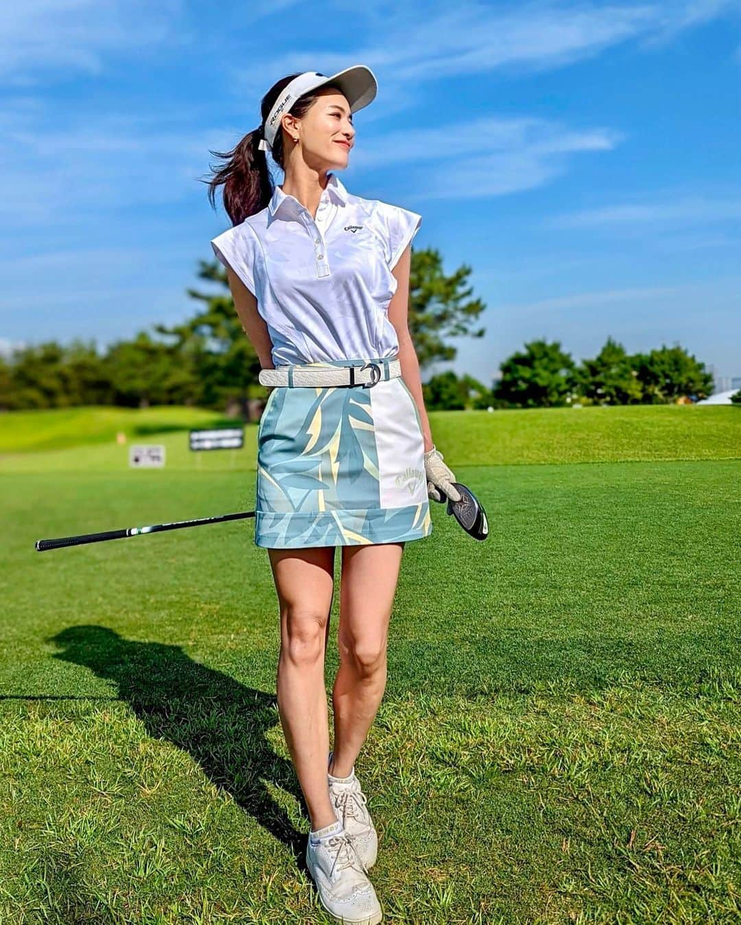 石井里奈さんのインスタグラム写真 - (石井里奈Instagram)「こんにちは🫶 夏ゴルフ⛳️🏌️‍♀️✨ 最近暑くて早朝かスルーで回ることがほとんど🙆‍♀️ レッスンなかなか行けてなくてこれからは暑いからレッスンで頑張らないと⛳️ . ウェアは全部 @callawayapparel_japan 💛今年の新作です🙆‍♀️緑可愛い💚 . 若洲初めていったけど近くてよかった👏 . #りなまるゴルフ #ゴルフ #ゴルフ女子 #callaway #キャロウェイ #callawaygolf #golfgirl #ゴルフウェア」7月7日 12時23分 - ri7tin1025