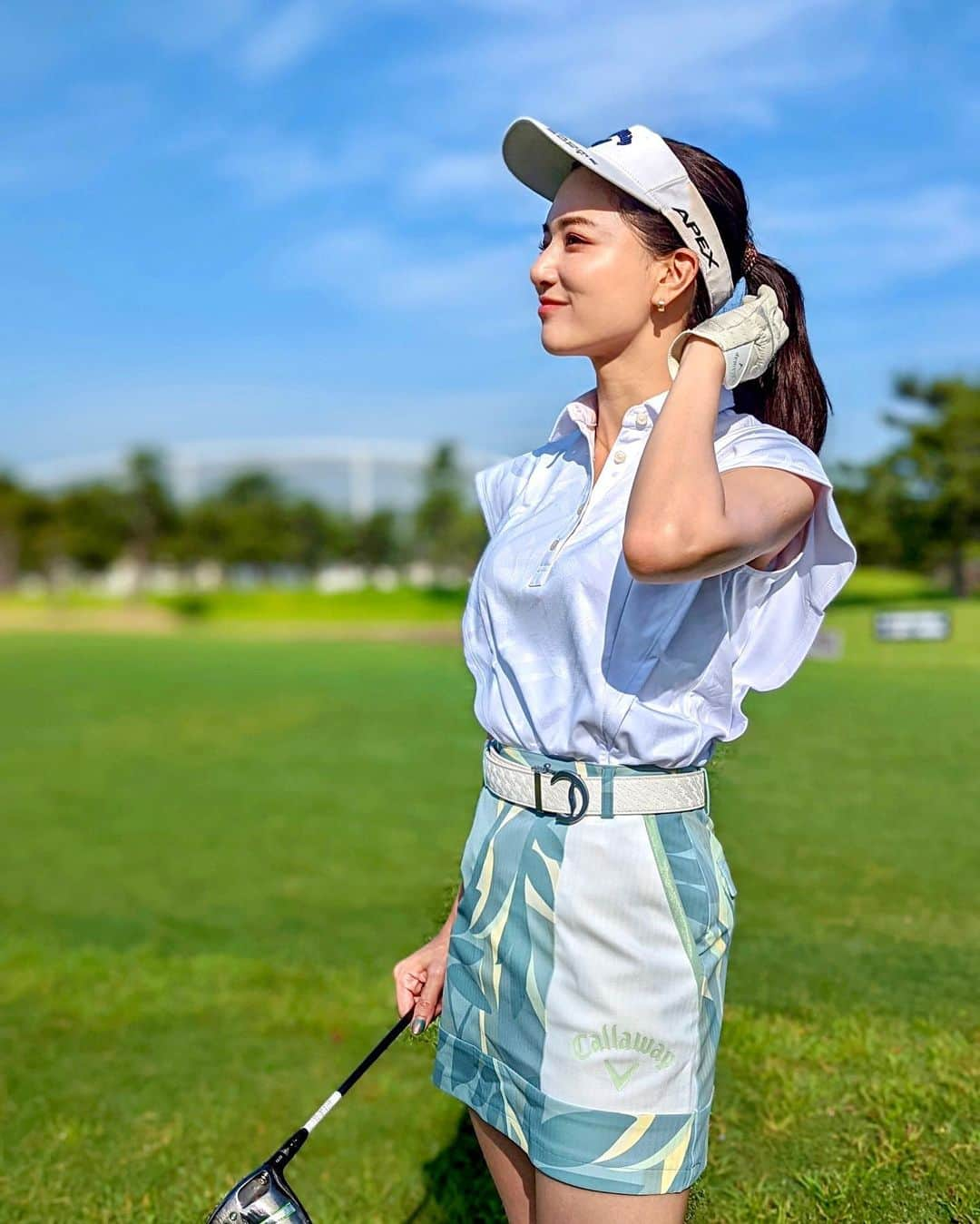 石井里奈さんのインスタグラム写真 - (石井里奈Instagram)「こんにちは🫶 夏ゴルフ⛳️🏌️‍♀️✨ 最近暑くて早朝かスルーで回ることがほとんど🙆‍♀️ レッスンなかなか行けてなくてこれからは暑いからレッスンで頑張らないと⛳️ . ウェアは全部 @callawayapparel_japan 💛今年の新作です🙆‍♀️緑可愛い💚 . 若洲初めていったけど近くてよかった👏 . #りなまるゴルフ #ゴルフ #ゴルフ女子 #callaway #キャロウェイ #callawaygolf #golfgirl #ゴルフウェア」7月7日 12時23分 - ri7tin1025