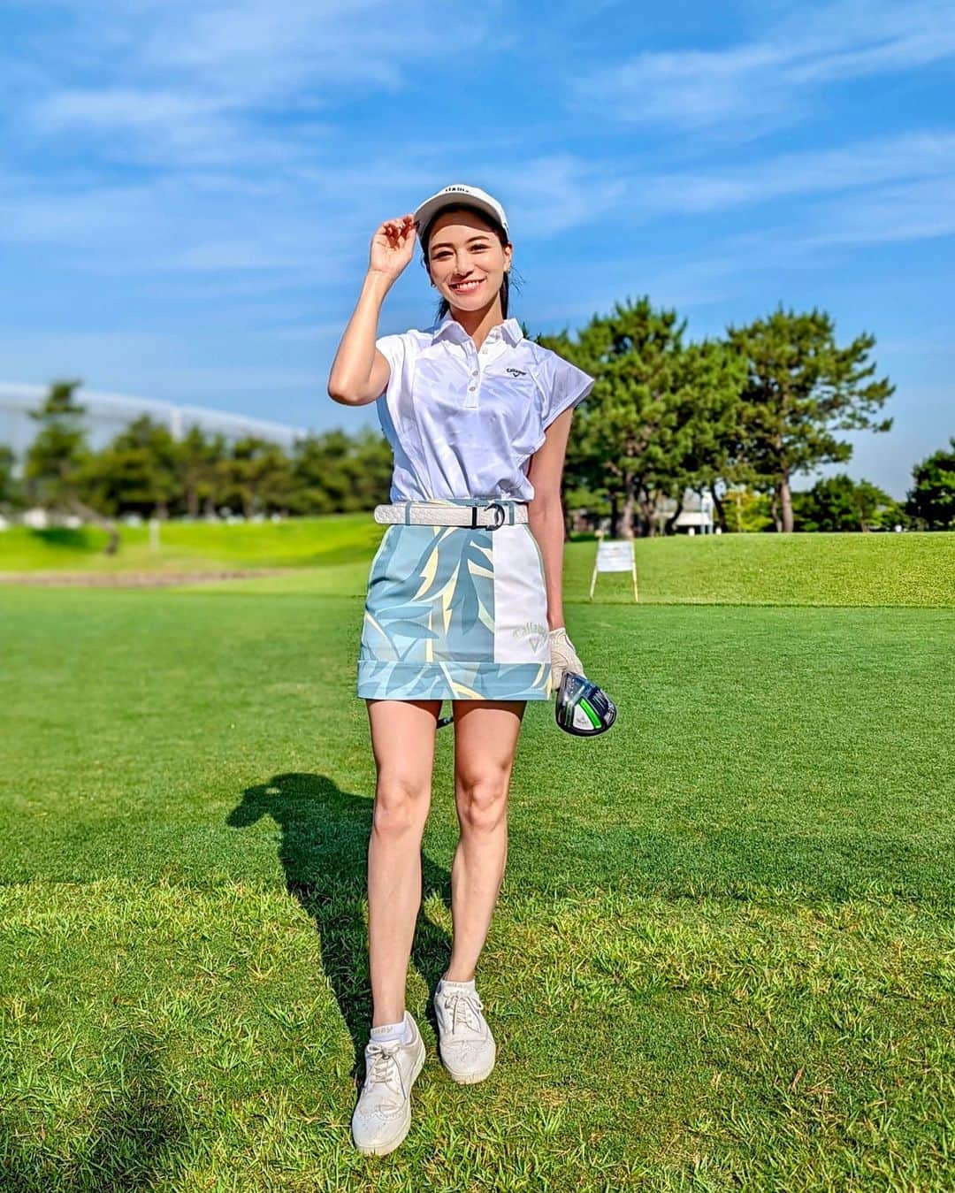 石井里奈さんのインスタグラム写真 - (石井里奈Instagram)「こんにちは🫶 夏ゴルフ⛳️🏌️‍♀️✨ 最近暑くて早朝かスルーで回ることがほとんど🙆‍♀️ レッスンなかなか行けてなくてこれからは暑いからレッスンで頑張らないと⛳️ . ウェアは全部 @callawayapparel_japan 💛今年の新作です🙆‍♀️緑可愛い💚 . 若洲初めていったけど近くてよかった👏 . #りなまるゴルフ #ゴルフ #ゴルフ女子 #callaway #キャロウェイ #callawaygolf #golfgirl #ゴルフウェア」7月7日 12時23分 - ri7tin1025