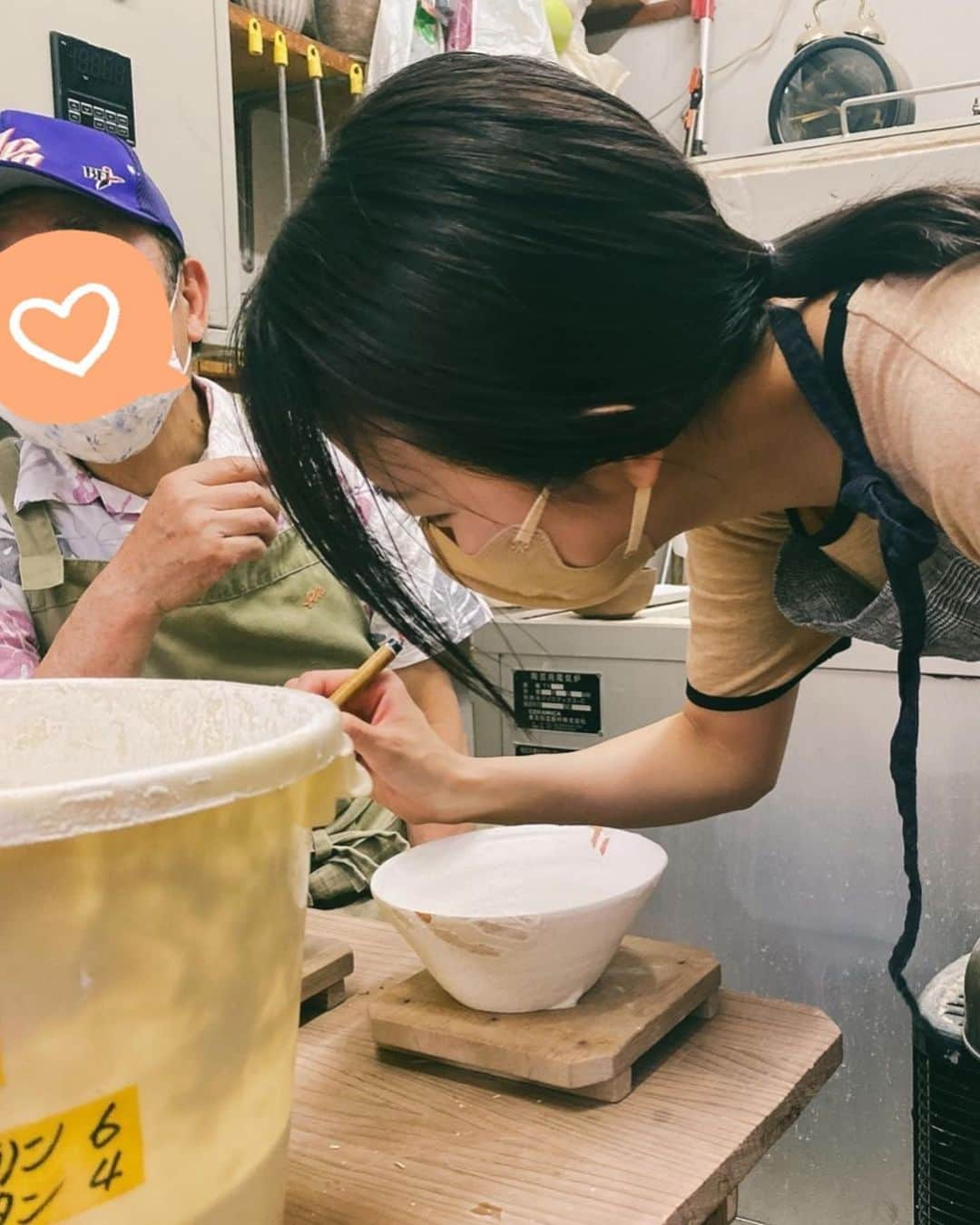 小島梨里杏さんのインスタグラム写真 - (小島梨里杏Instagram)「削りからの釉掛け。どの釉をかけるか、何が一番このお皿に合うかかわいいかときめくか、たくさんイメージして釉をかける。  どう色が出てくるかは、 釜の中次第なところも一つの楽しみ。  それに77歳には到底見えない😎元気いっぱいな先生がだいすき。いつもいろんなお話をしてくださって、明るくてロックで、ほんっとーに笑顔のよく似合う先生との時間が私にとっては格別。。先生は何にも変えられません。  私の絶対的癒しスポット。 陶芸に会えて、先生に会えて本当によかったなぁ。  #陶芸 #陶芸作品 #作陶 #器のある暮らし #うつわのある暮らし #ceramics #ceramicart」7月7日 12時32分 - r_riria