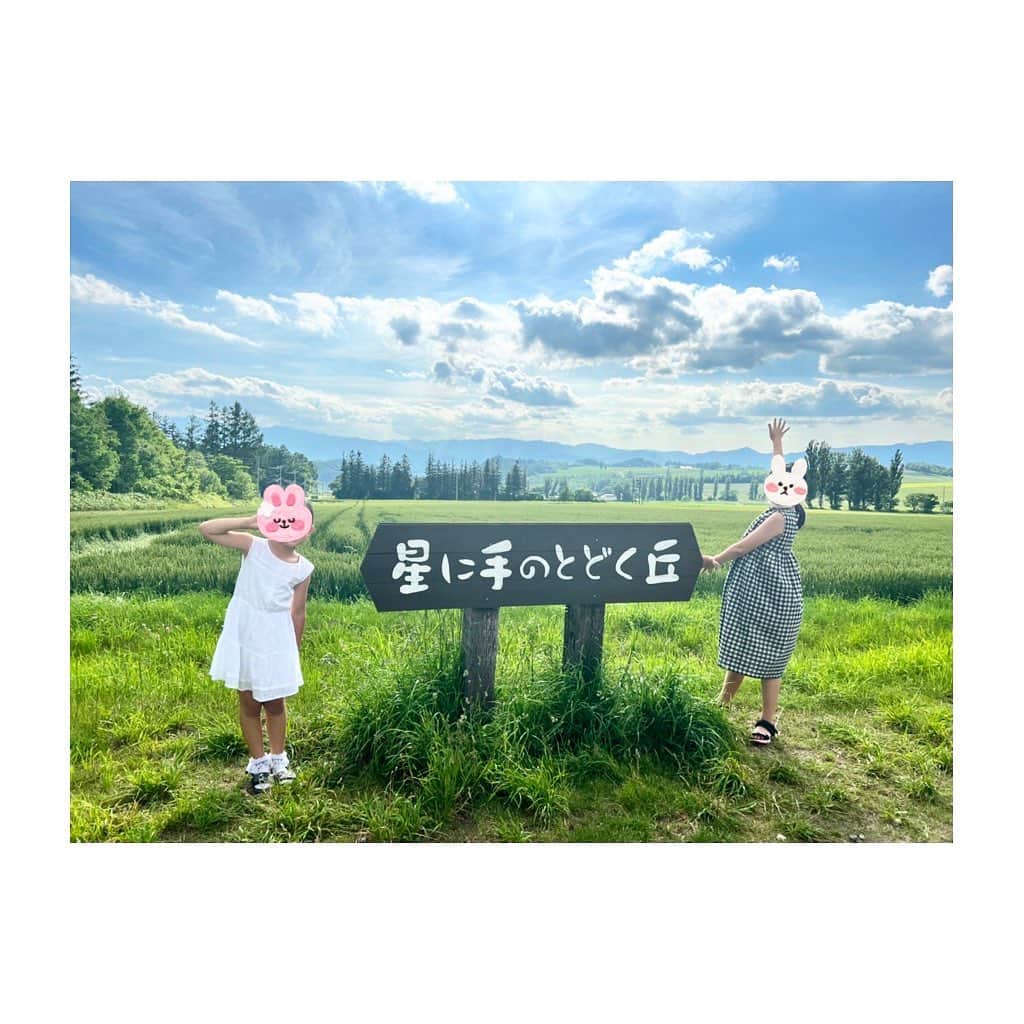 稲沢朋子さんのインスタグラム写真 - (稲沢朋子Instagram)「北海道のおもいで☺️ 娘の結婚式を行うため行くきっかけをもらい！夏の北海道を初めて体験してきました！ じぃじ（父）も久しぶりの北海道！孫と旅をしながら一緒にたわむれる良いきっかけとなりました〜牧場では🐏🐐1番張り切ってましたよ🤣 おすすめスポットをレンタカーで巡り🚙じぃじのお目当てジンギスカンをBBQで頂き☺️壮大な草原と空の広さに感動して〜🚙で道がどこまでも真っ直ぐなドライブは、最高でした！ 今日は七夕🎋ですね✨ 神社⛩にもいくつか立ち寄り、姪っ子達は短冊に願い事を書いて、神社⛩の心地よい風鈴の音色を聞いて涼みました。 そう！東京よりは涼しいけど、北海道もそれなりに暑かった💦 北海道は、でっかい道〜✨でした☺️  #七夕　#北海道　#でっかいどう #良き旅　#結婚式　#星に手のとどく丘　#ジンギスカン　#あおいいけ  #ラベンダー　#親孝行　もできたかな　#娘の嫁入り　#卒母　#姪っ子　#夏の北海道　#富良野　#大自然　#御朱印　#巡り　#親子」7月7日 14時42分 - ina_tomo