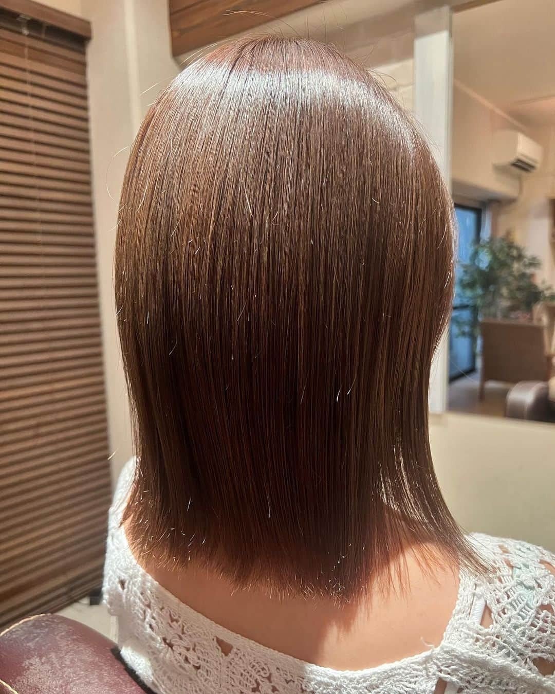 本谷紗己さんのインスタグラム写真 - (本谷紗己Instagram)「@suiterope さんで ヘアカラートリートメント そして髪の量も減らしてもらいました👀 お仕事の都合で2トーン暗くしてもらったのですが、夏だからちょっと遊び心🫶ということで 顔まわりの毛先だけ明るくしてもらっています🤭 そのおかげで毛流れに軽さが出て、重くない印象に🥹 カラーはカキージュです✨✨ 髪もお仕事に合わせていまは伸ばし中、、、 なかなか難しい長さなので 飽きのこないようにカラーで楽しませてくれる金谷さん。 いつも本当にありがとうございます🙇！！！  #サロン　#心斎橋 #撮影　#ヘアスタイル　#ボブ　#ミディアム　#インナーカラー　#美容院　#ヘアメイク」7月7日 17時43分 - sappyon38