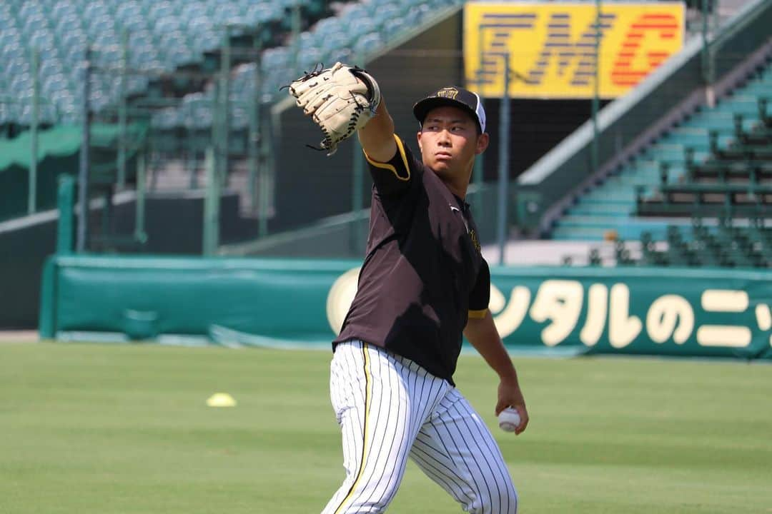 阪神タイガースさんのインスタグラム写真 - (阪神タイガースInstagram)「7月7日広島戦、本日の試合前練習の様子です！ #大山悠輔 選手 #糸井嘉男 選手 #近本光司 選手 #坂本誠志郎 選手 #西勇輝 選手 #桐敷拓馬 選手 #青柳晃洋 選手 #石井大智 選手 #伊藤将司 選手 #岩貞祐太 選手 #阪神タイガース  #イチにカケル！」7月7日 17時52分 - hanshintigers_official