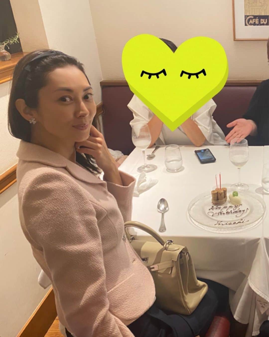 伊東美咲さんのインスタグラム写真 - (伊東美咲Instagram)「マネージャーより。  先日、美咲さんが帰国され、 何人かで、お誕生日のお祝いをしました✨  日本は湿気の多い毎日なので💦 シュシュをプレゼントしました🎁  ハワイでも もちろん使えますよね！  今日も撮影をしたので、 またどこかでオフショット載せますね！  #FENDI」7月7日 17時55分 - misaki_ito_official