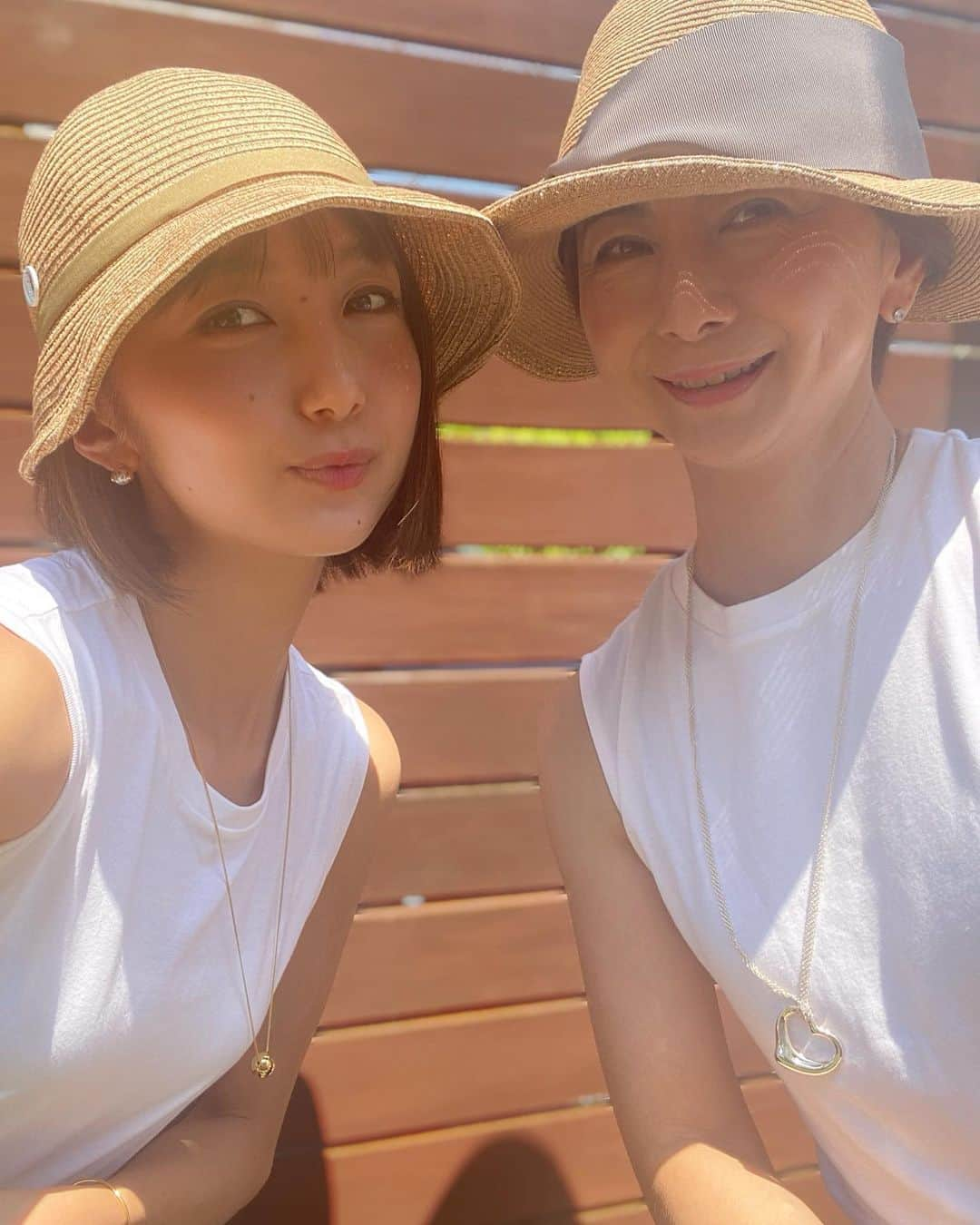 近藤夏子さんのインスタグラム写真 - (近藤夏子Instagram)「.   先日、偶然にも母とほぼ同じかっこうでした😳🧡笑 あるあるです！！  　 今日は七夕🎋✨ 何を願おうかな〜。 いざ願いを！と思って考えても なんかパッと思い浮かばない。笑 　  明日も明後日もずっと 大切な人たちと一緒に 楽しく笑顔で過ごしていけますように🎋✨  　 　 #七夕 #親娘」7月7日 18時10分 - kondokako0804